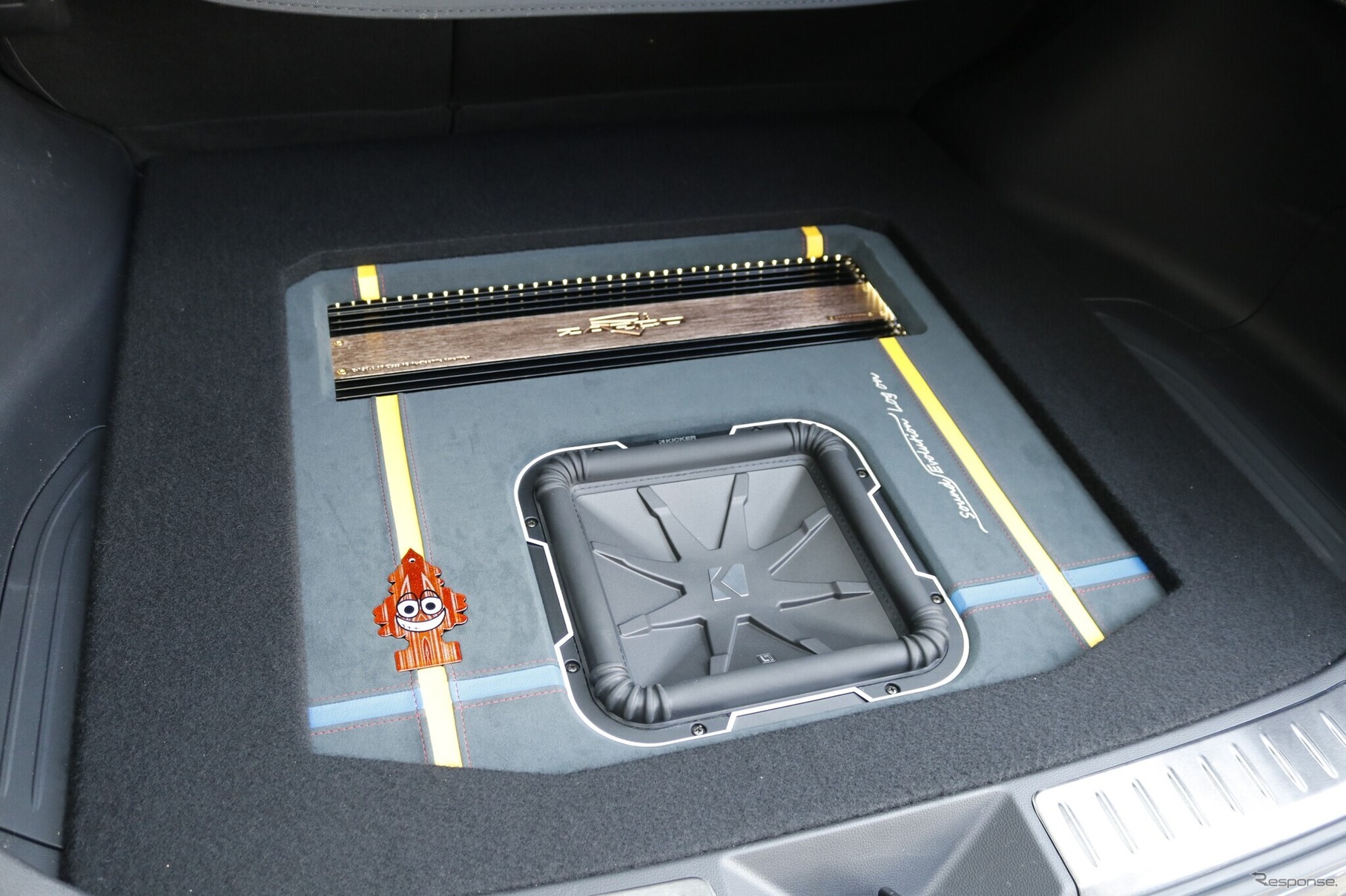 ラゲッジを見るとフラットインストールながらデザイン性の高さが際立つ。色使いやレイアウトの個性が光る。