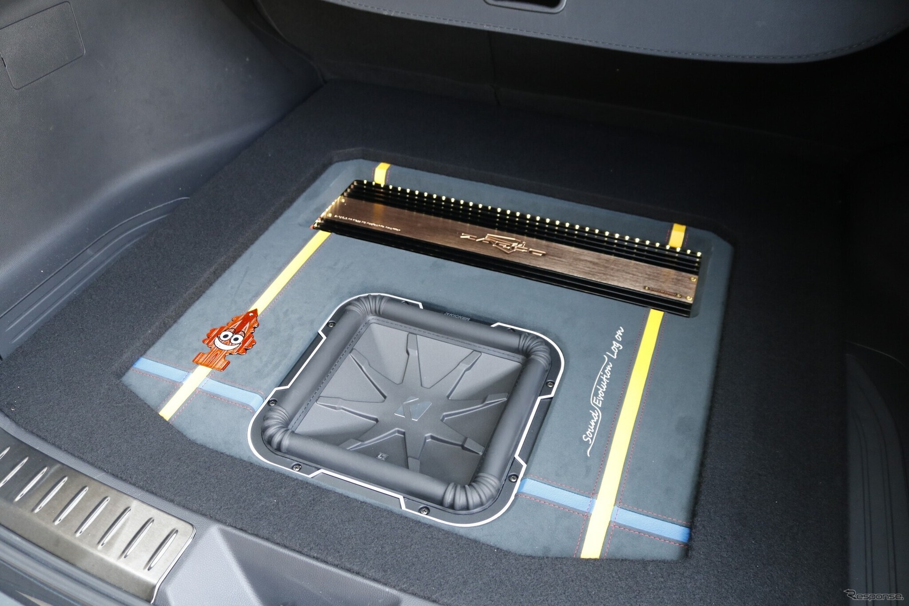 シンプルなユニット配置ながら、フロアパネルのカラー配色とも相まって印象的なスタイルに仕上がっているのがわかるだろう。