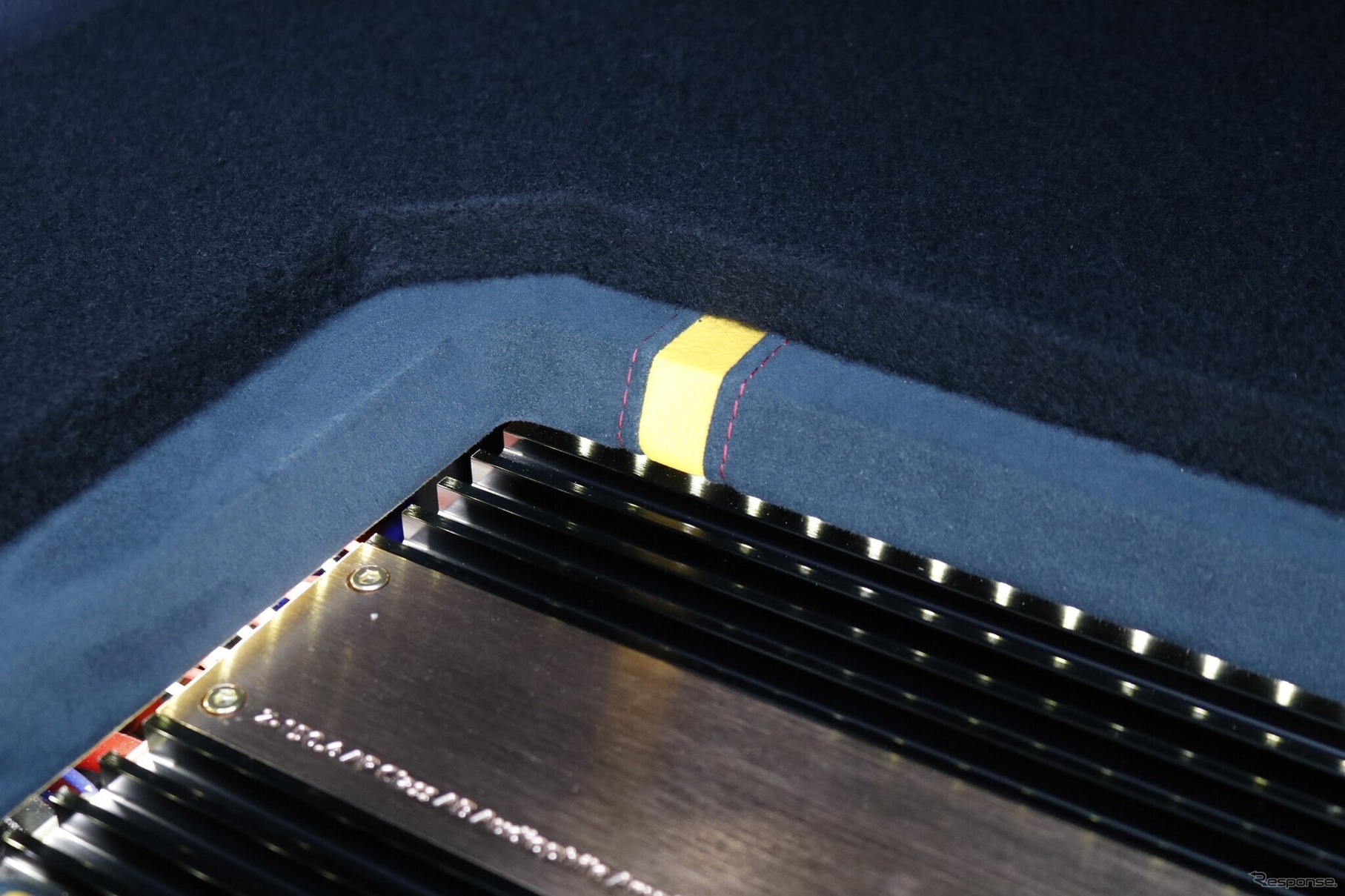 ザプコのパワーアンプの周囲を見るとLEDによるイルミ処理が施されているのがわかる。キラキラとフェイスパネルを照らし出す。