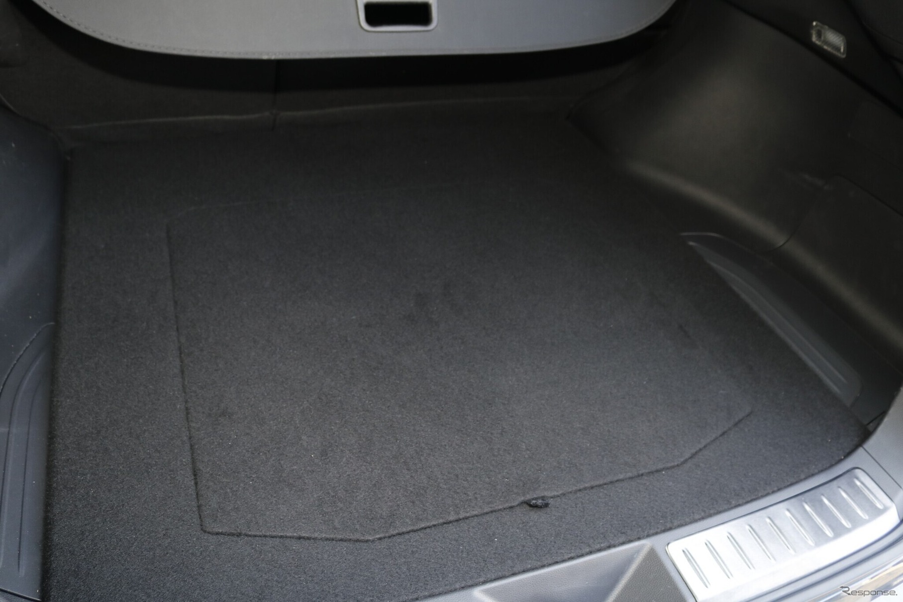 カバーを被せてしまうと完全なフラットスペースができ上がる。遠慮すること無く荷物が積み込めるのもで実用的だ。