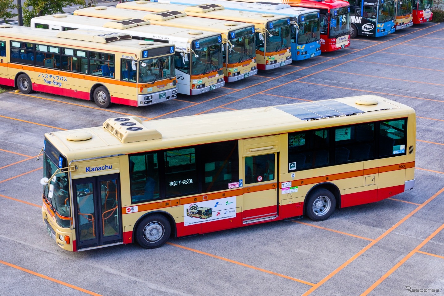 路線バスの屋根にカルコパイライト太陽電池を設置