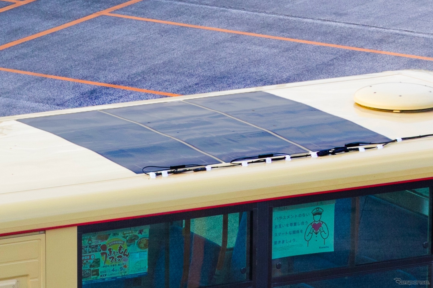 路線バスの屋根にカルコパイライト太陽電池を設置
