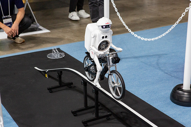 村田製作所「ムラタセイサク君」はロボットなのにどうして自転車に乗れるのか？なぜ転ばないのか
