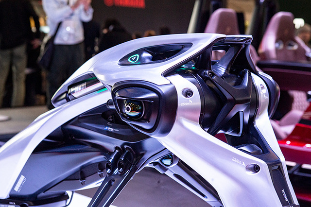 倒れても起き上がる異形のバイク型AIロボット「モトロイド ラムダ」、ヤマハ発が描く「AIと走り、共に育つ未来」とは