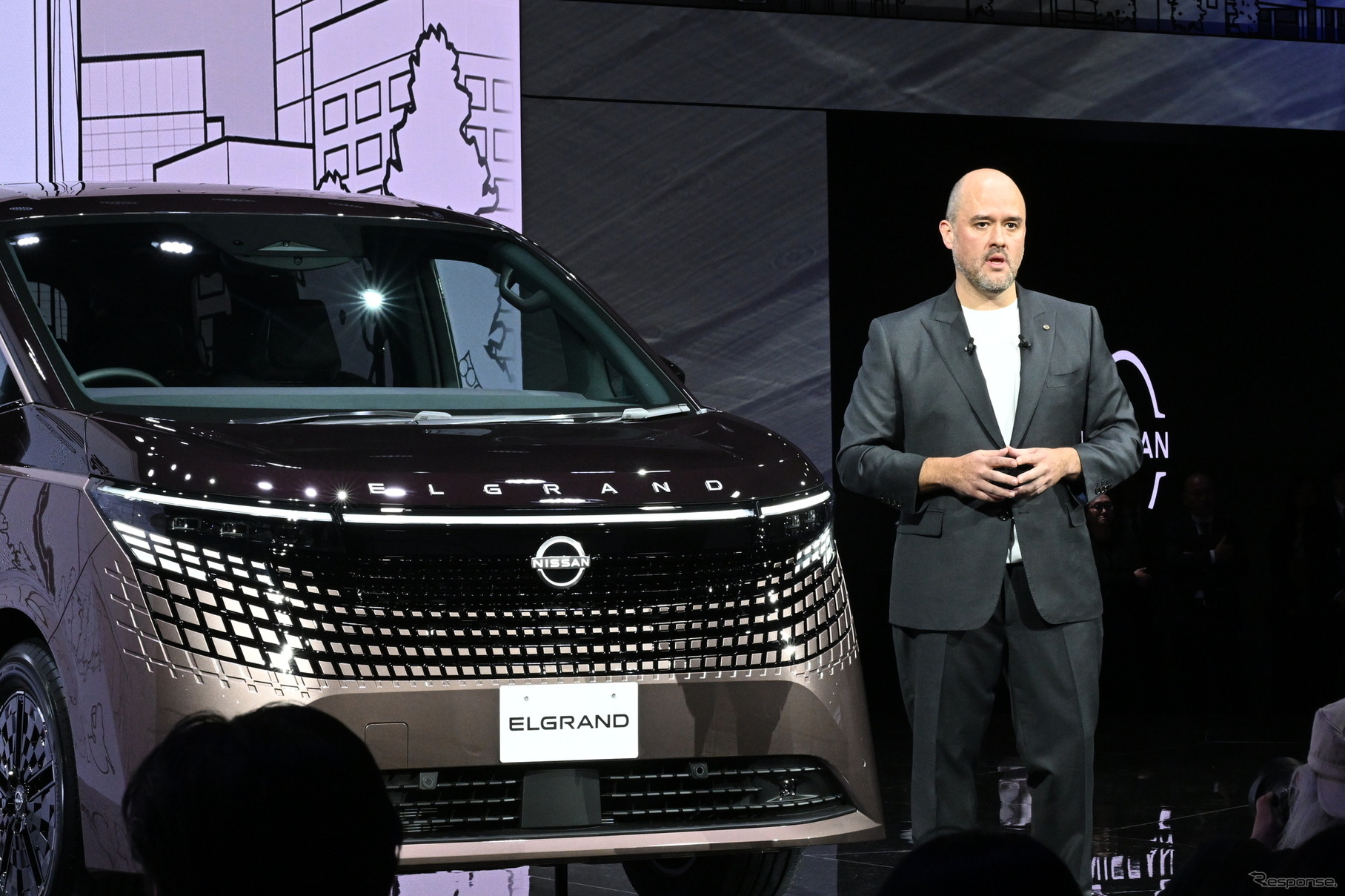 日産 エルグランドとイヴァン・エスピノーサ社長（ジャパンモビリティショー2025）