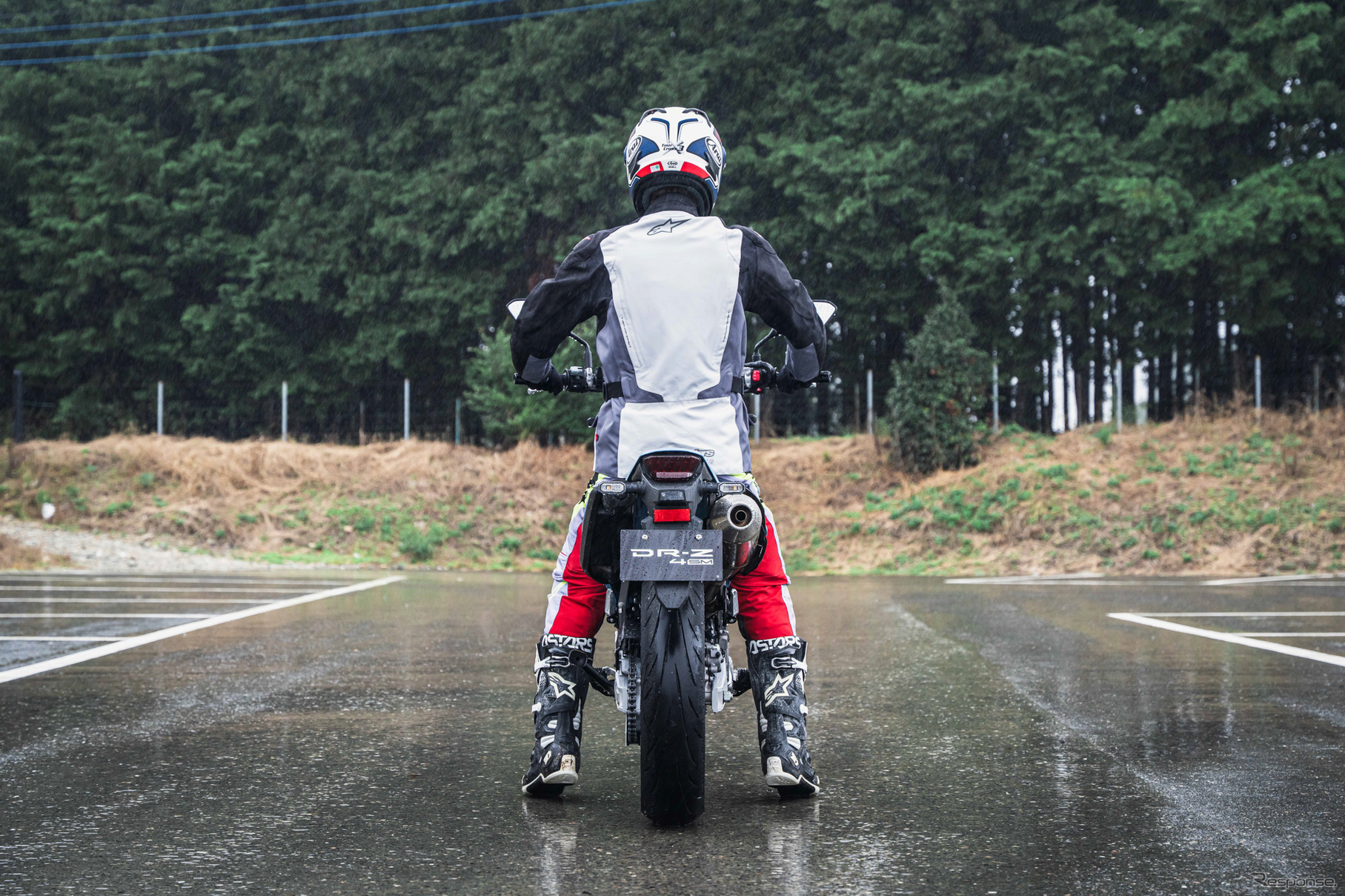 スズキ DR-Z4SMの足付き