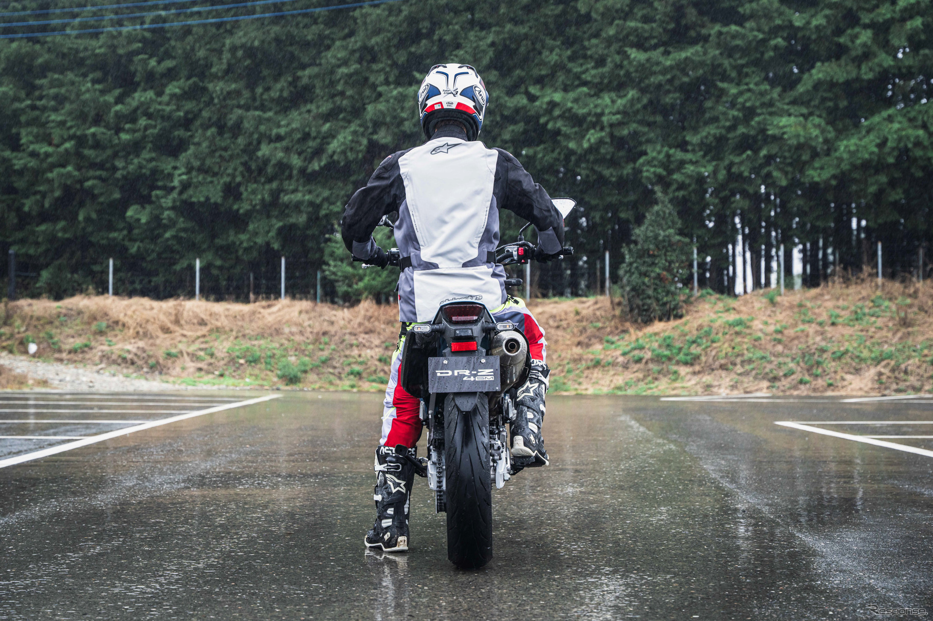 スズキ DR-Z4SMの足付き