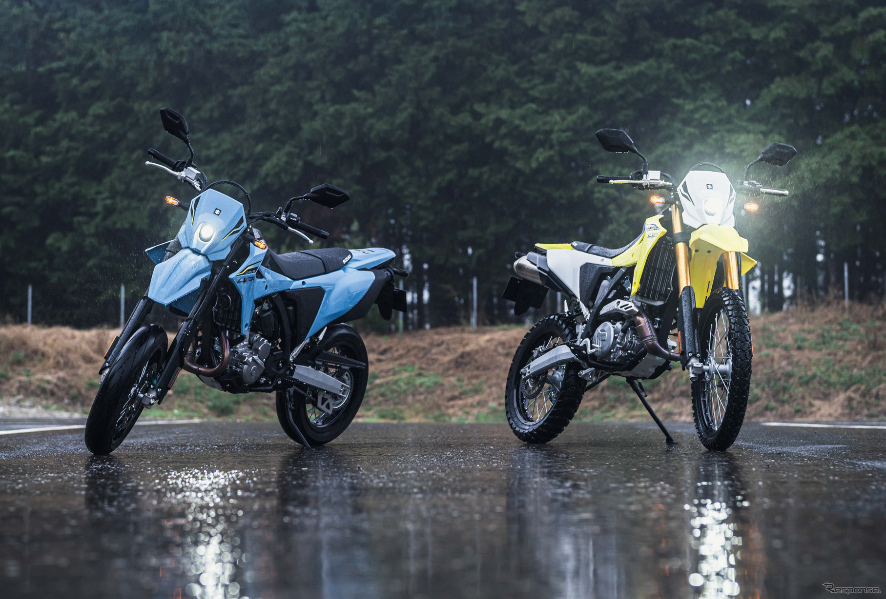 スズキ DR-Z4SM（左）とDR-Z4S（右）