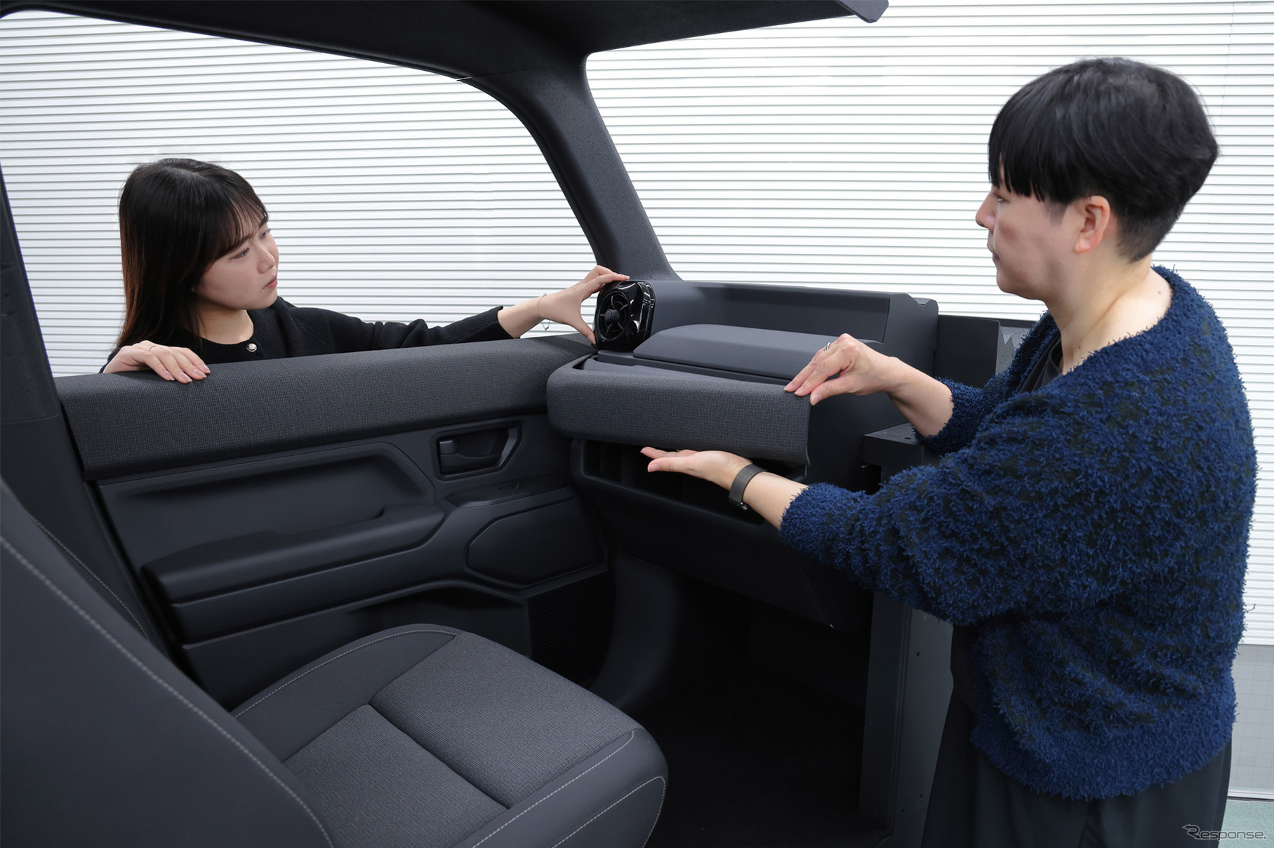 トヨタ ランドクルーザーFJのインテリア、素材検討風景