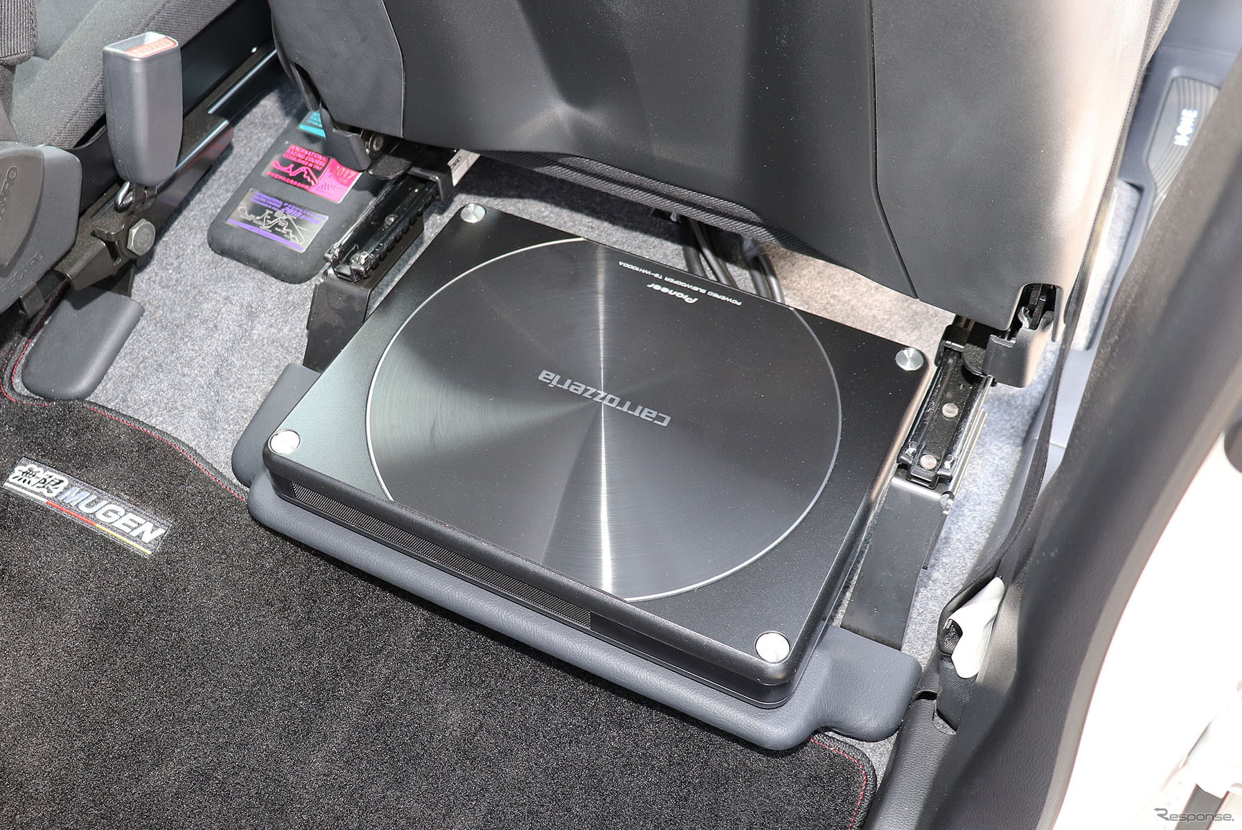 「小型・薄型のパワードサブウーファー」の取り付け例。