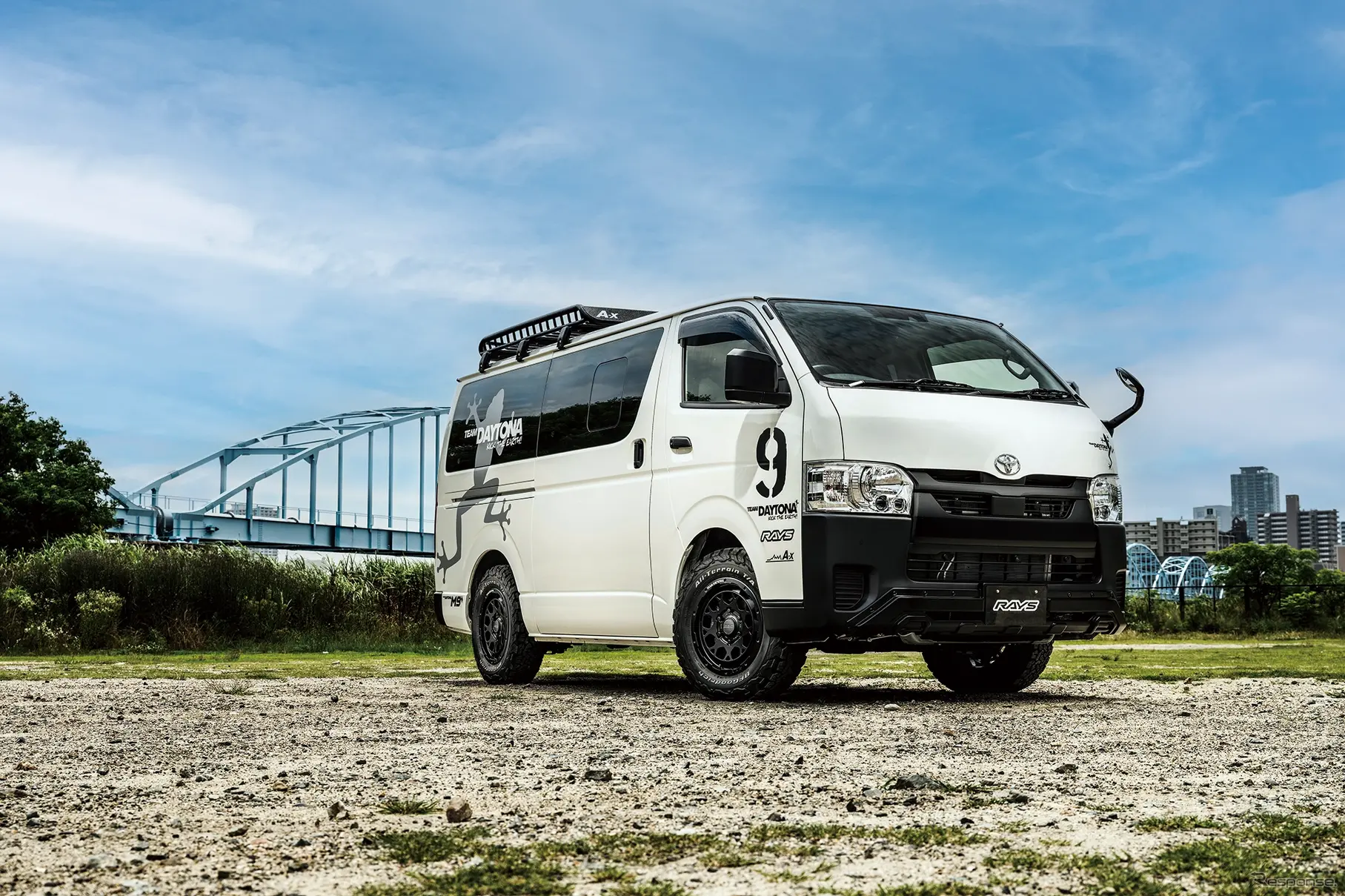 RAYS チームデイトナ M9+ × トヨタ ハイエース