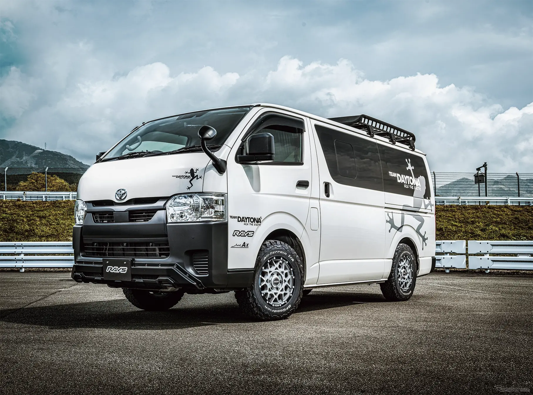 RAYS チームデイトナ M8×B Edition × トヨタ ハイエース