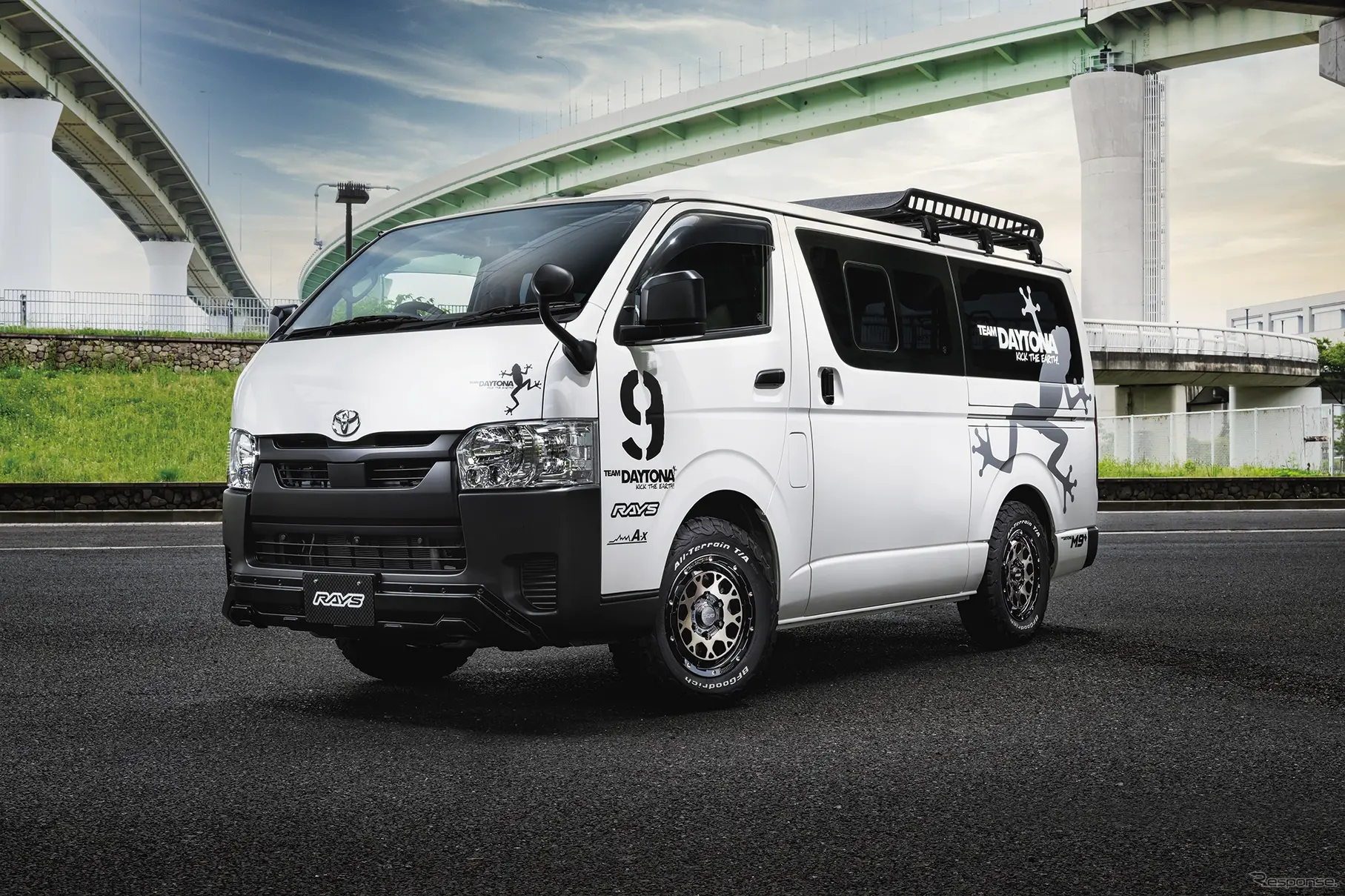 RAYS チームデイトナ M9+ × トヨタ ハイエース