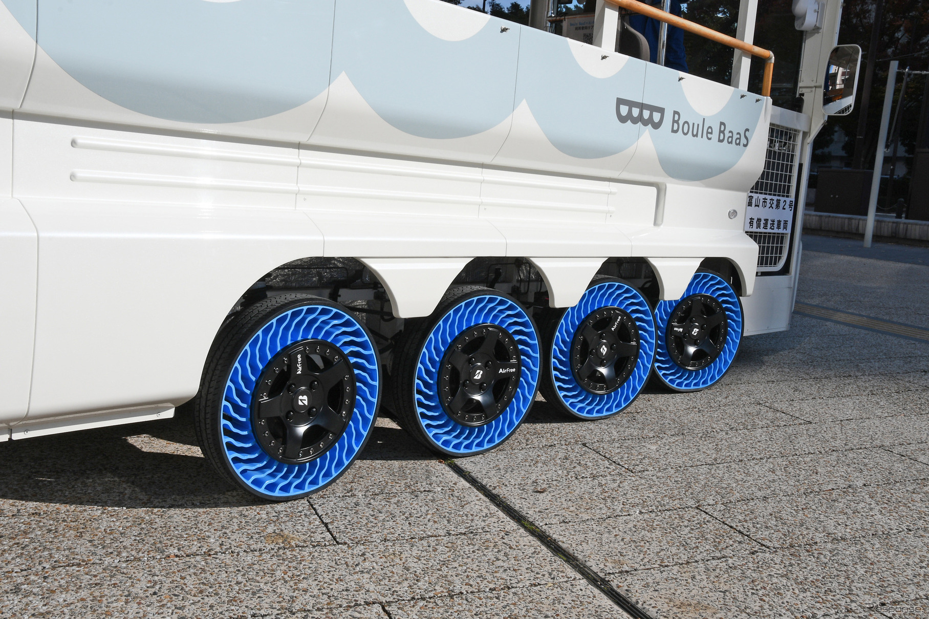 駆動は8輪。操舵は前側6輪で行われる