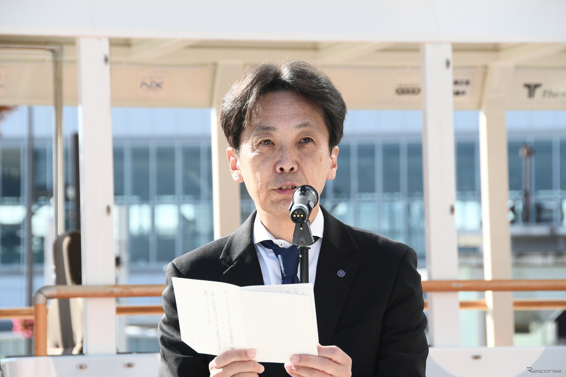 藤井裕久市長のあいさつを読み上げる富山市活力都市創造部長の深山隆氏
