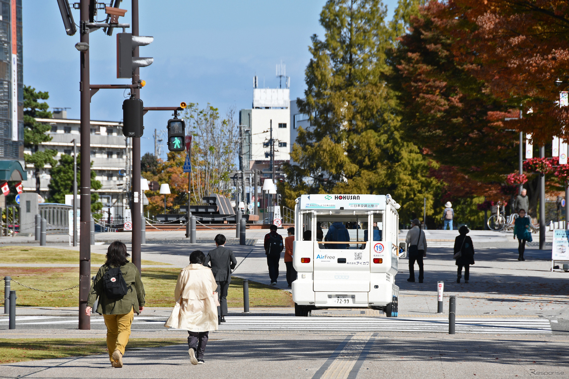 歩道を走る「Boule BaaS（ブールバース）」は歩行者信号を守って運行する