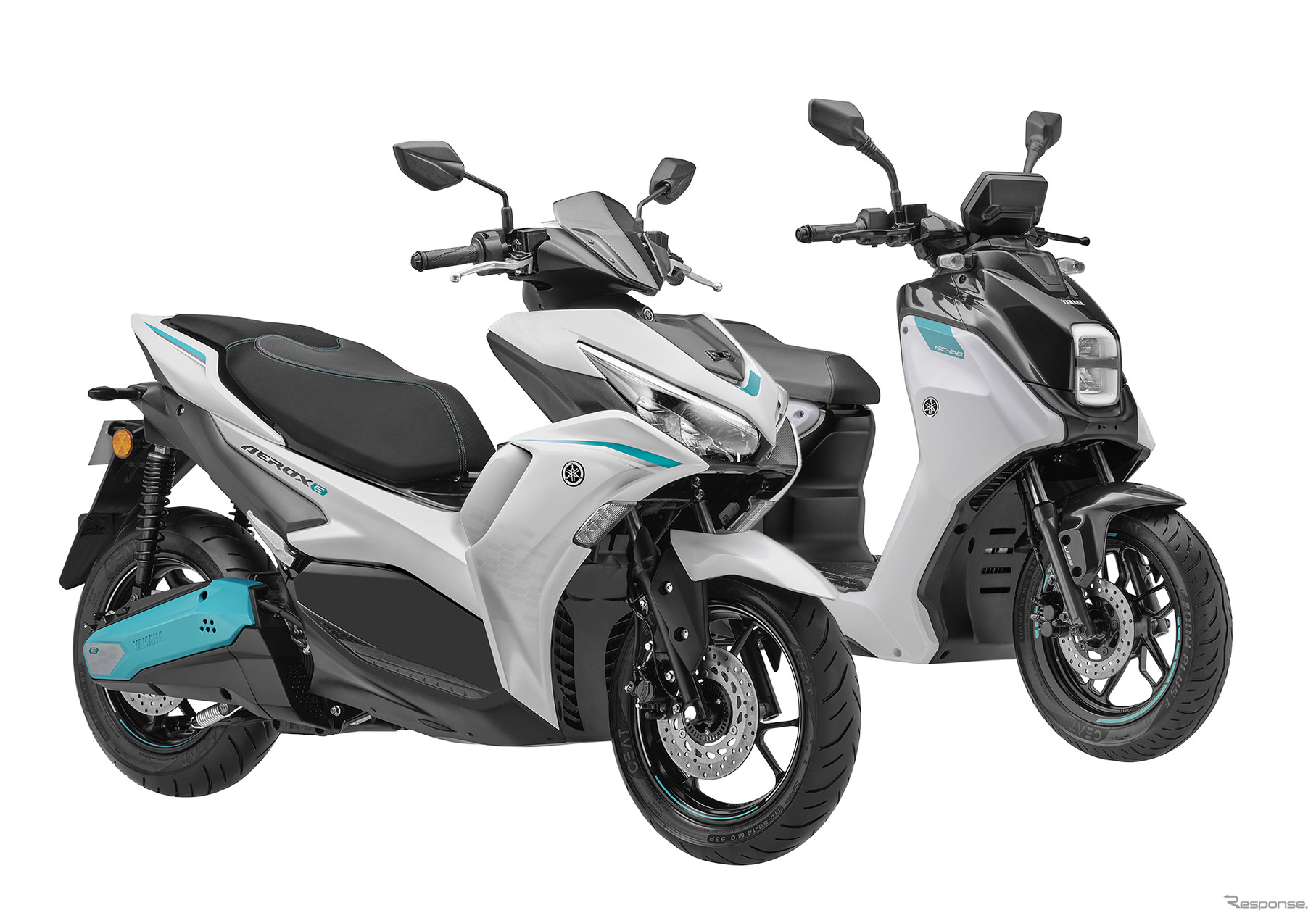 ヤマハ AEROX E（左）とEC-06（右）