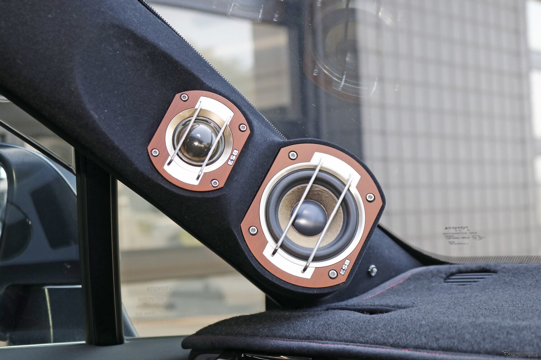 ESBのスピーカーは元気なサウンドとしっとりテイストを両立するのがお好み、デザイン面でもオーナーの目にとまったユニットだ。