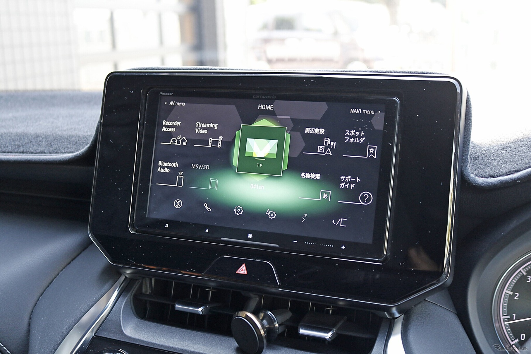 カーナビにはサイバーナビを搭載。通信を使った機能も備え普段使いするにも何かと便利なナビとなっている。