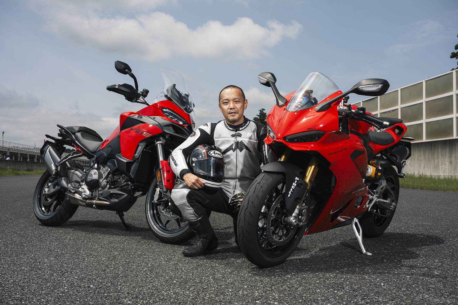 小川勤氏とドゥカティ ムルティストラーダV2S（左）とパニガーレV2S（右）