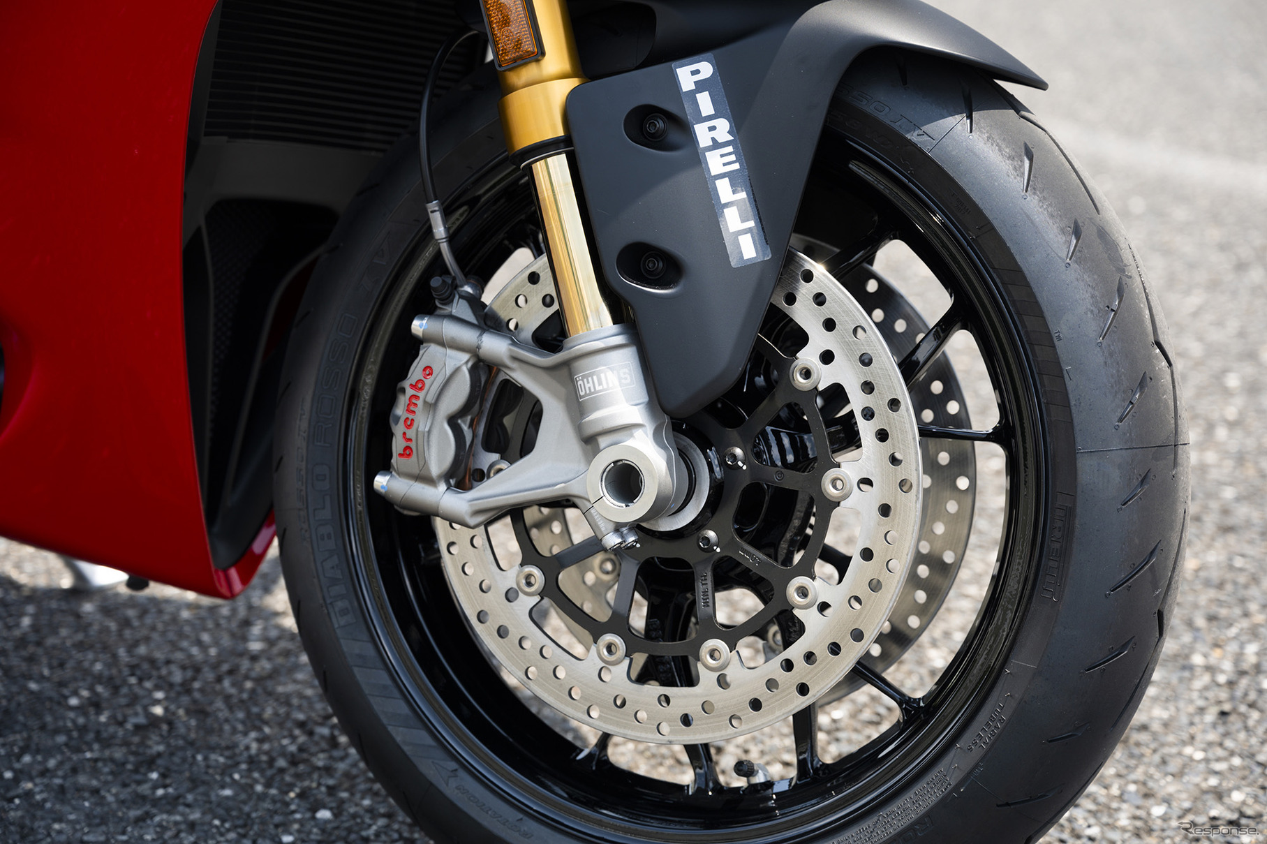 Ｓの前後サスペンションはオーリンズ製。スタンダードのフロントフォークはマルゾッキ製、リヤサスはKYB製となる