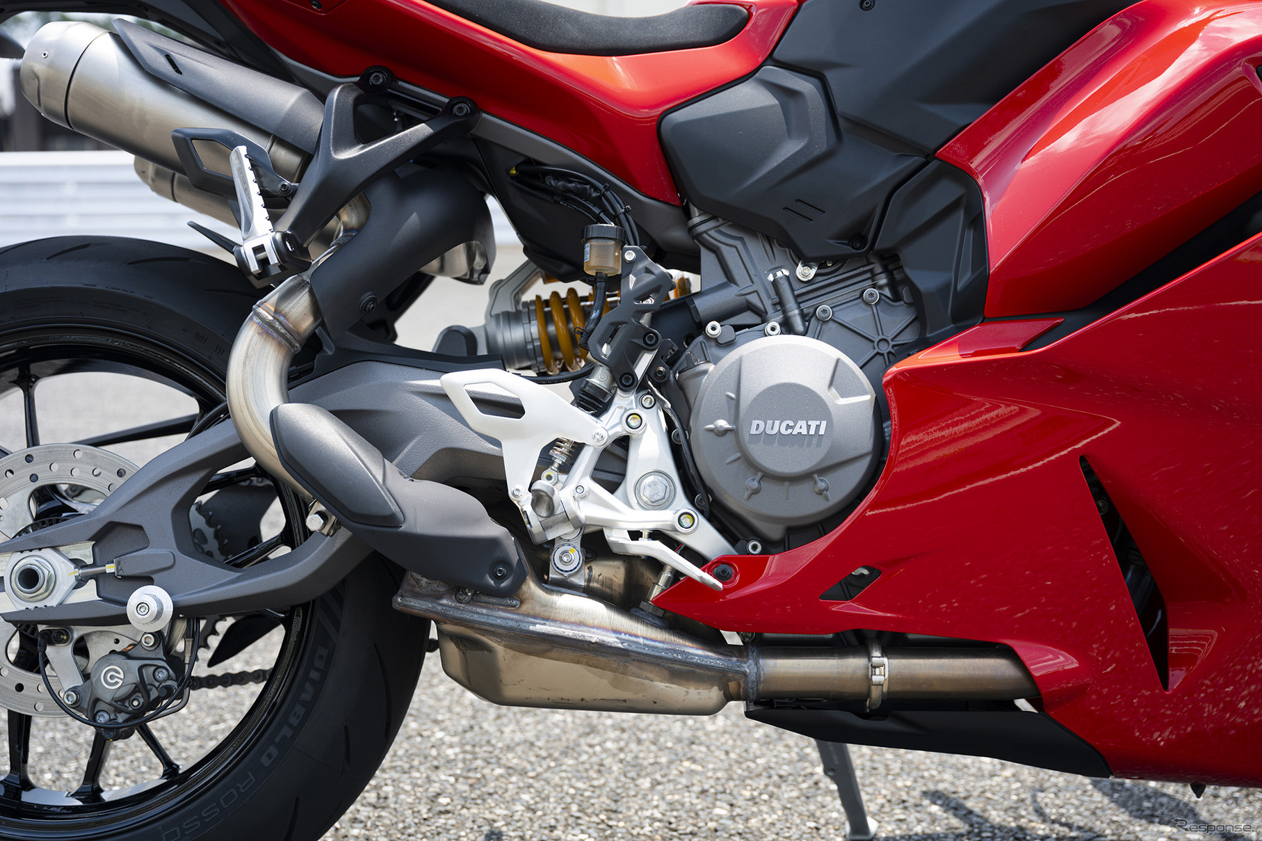 ミッションやクラッチなど各パーツを軽量＆コンパクト化し、前モデル比−9kgを実現したV2エンジン