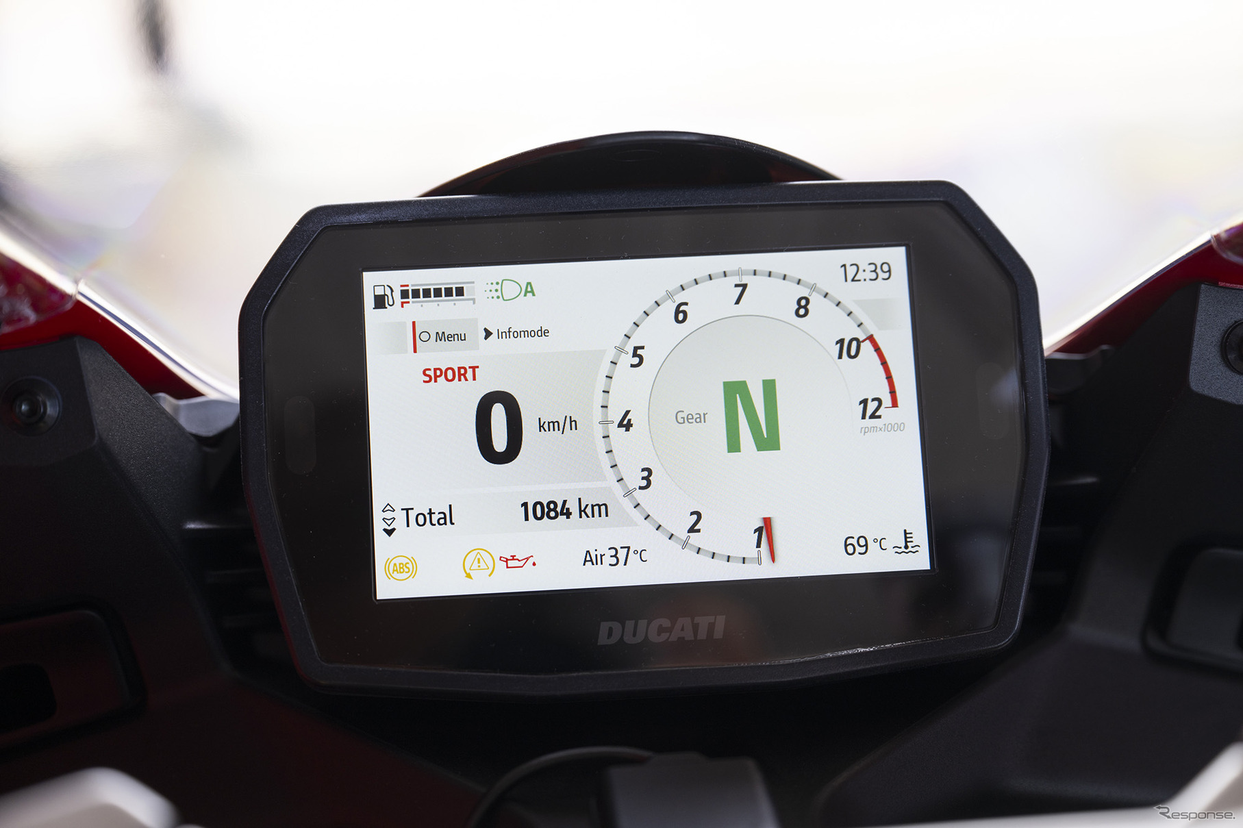 メーターは5インチTFT液晶。ライディングモードは「レース」「スポーツ」「ロード」「ウェット」を用意