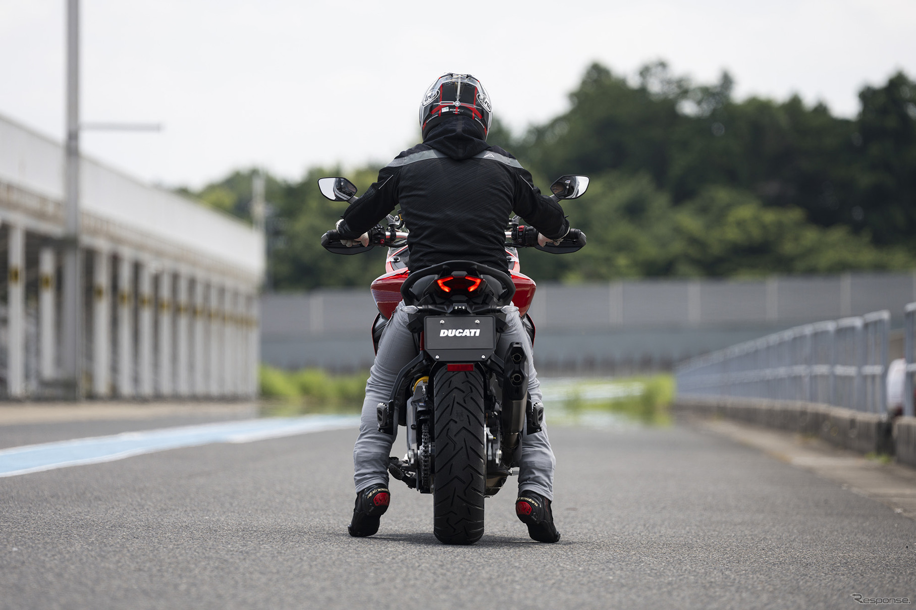 前モデルのパニガーレV2よりも前傾は穏やか。シート高は低くないが、マシンが軽量なので支えやすい