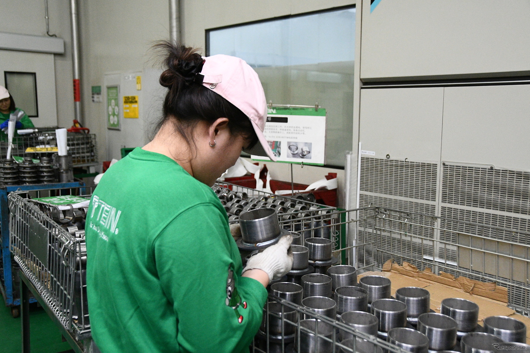 ピンクの帽子を被っているスタッフは検査専門の独立した部門に属し、工程スタッフとは違った目で検査をする