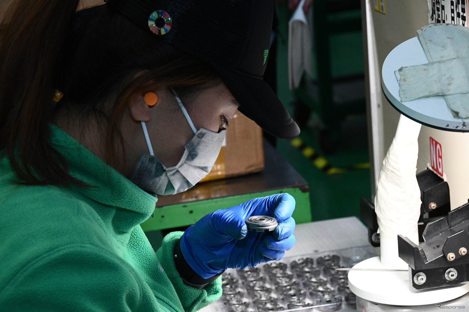 機械がNGを出したピストンはそのままNGになるのではなく、どこがNGになのかを人間が確認する