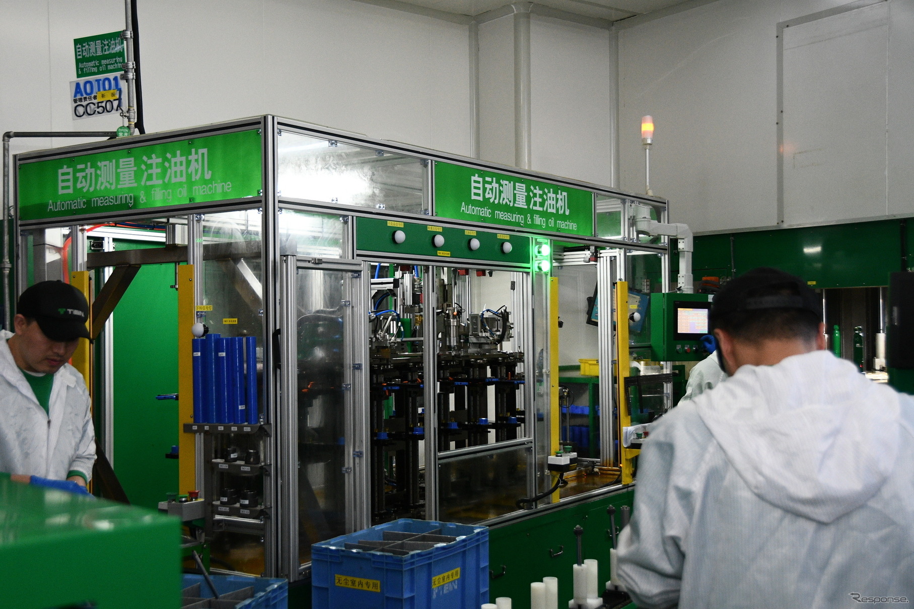 ショックアブソーバーへのオイル注入は封鎖空間で自動化されており、異物混入を防止している