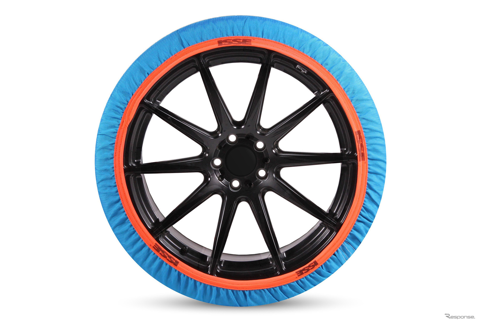 約30本分のペットボトルから生まれた布製タイヤチェーン「イッセ・スノーソックス リサイクル」