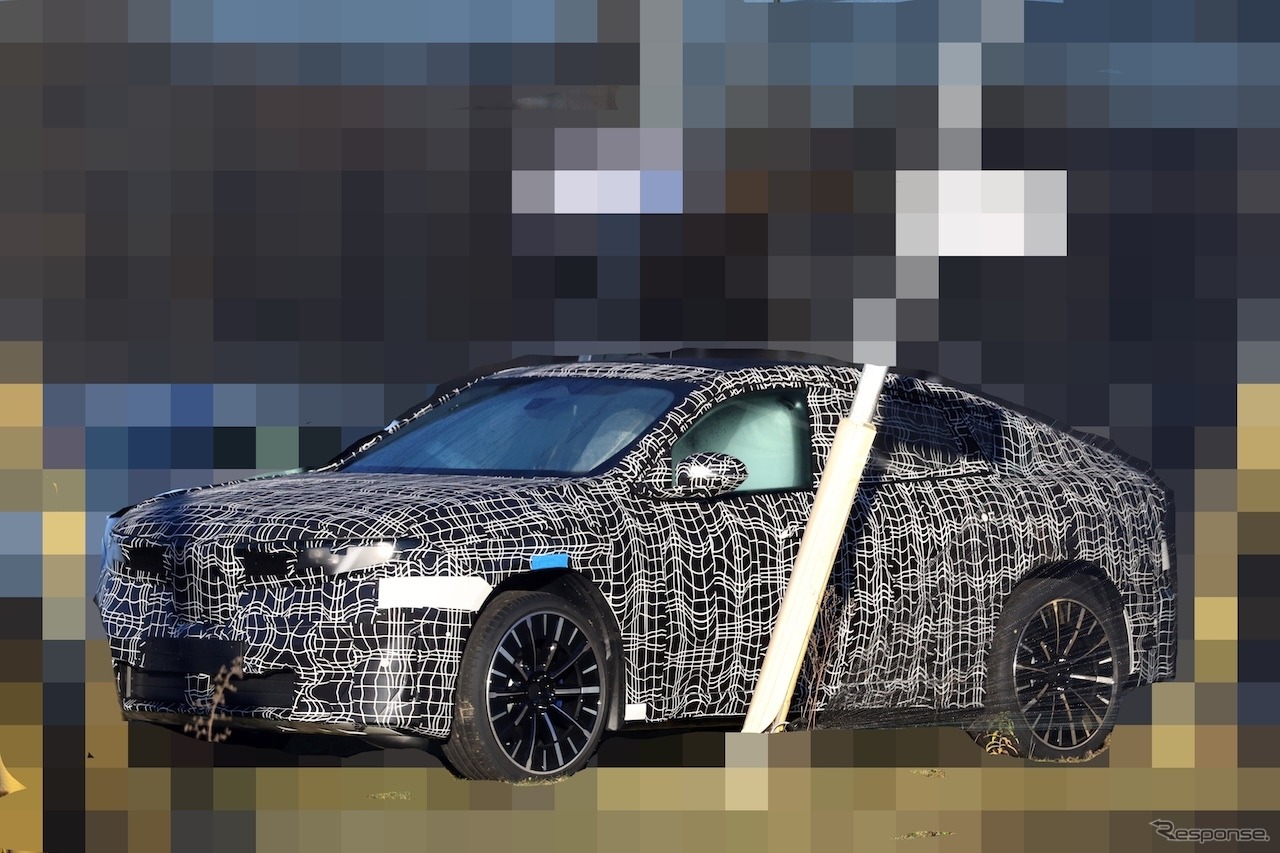 BMW iX4 市販型のプロトタイプ