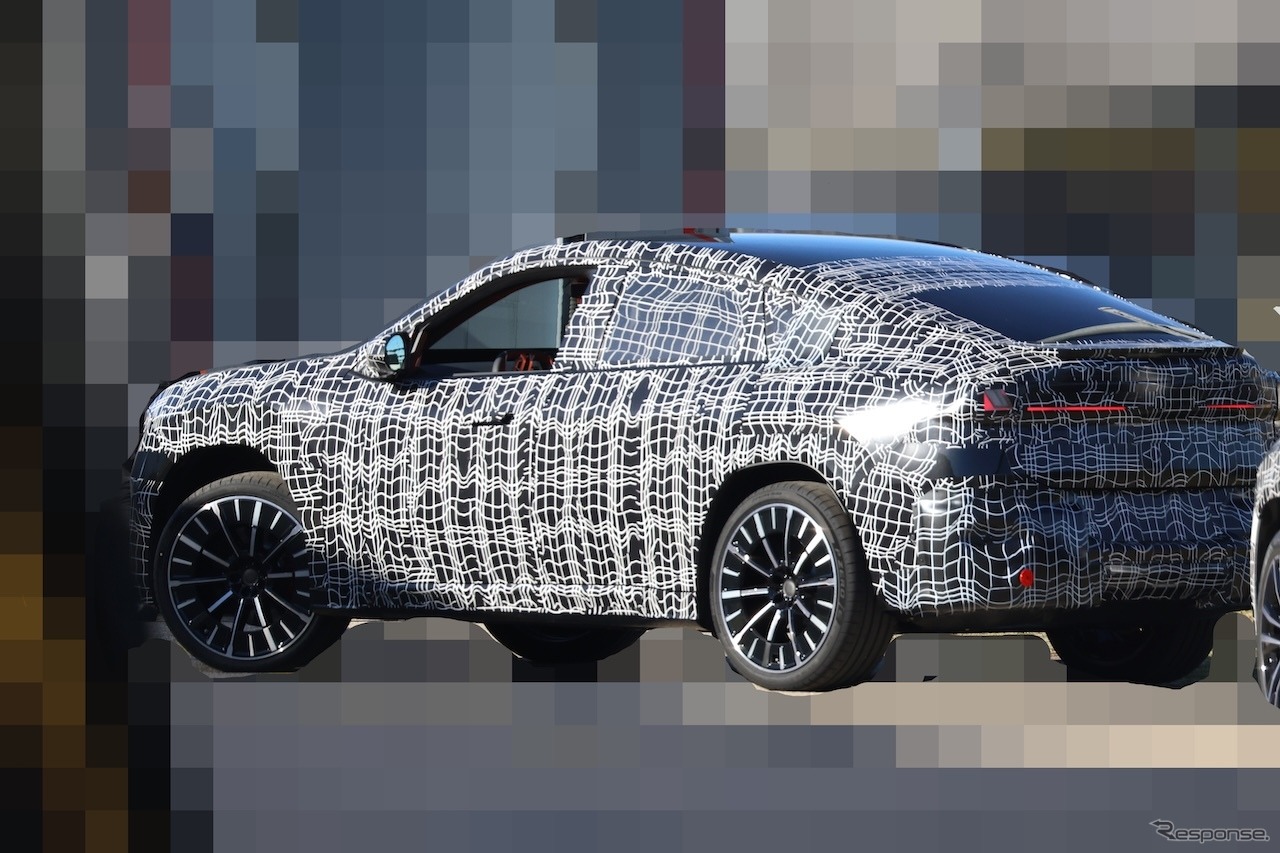 BMW iX4 市販型のプロトタイプ