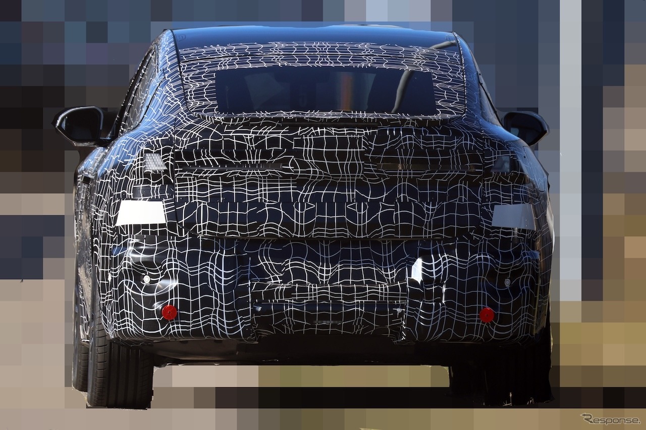 BMW iX4 市販型のプロトタイプ