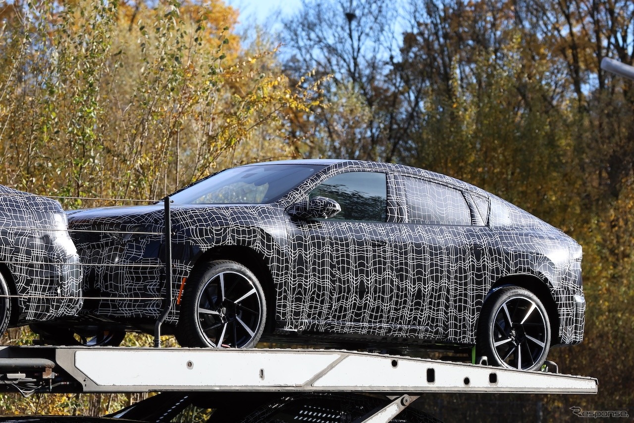 BMW iX4 市販型のプロトタイプ