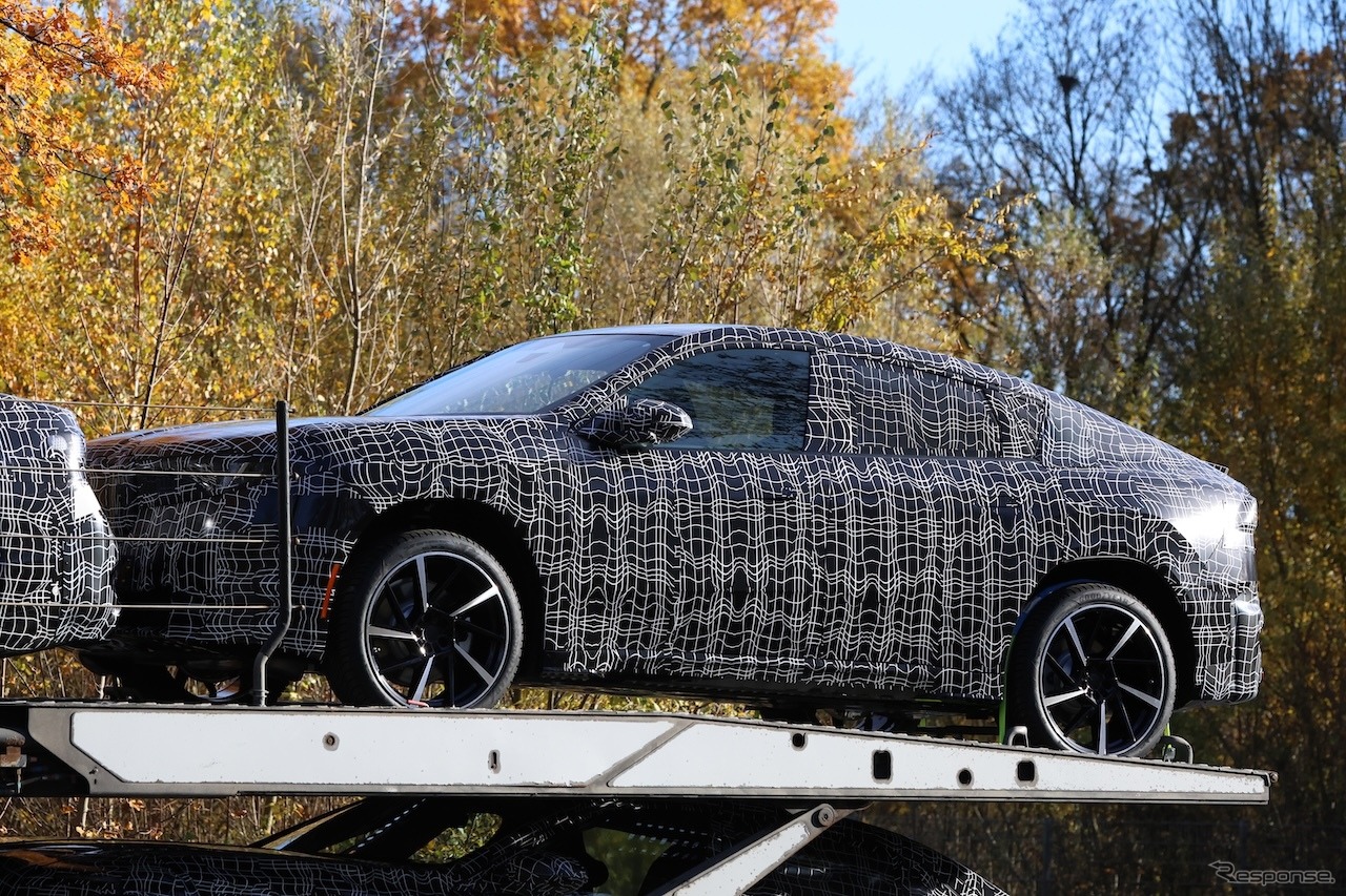 BMW iX4 市販型のプロトタイプ