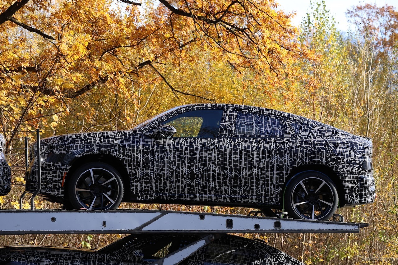 BMW iX4 市販型のプロトタイプ