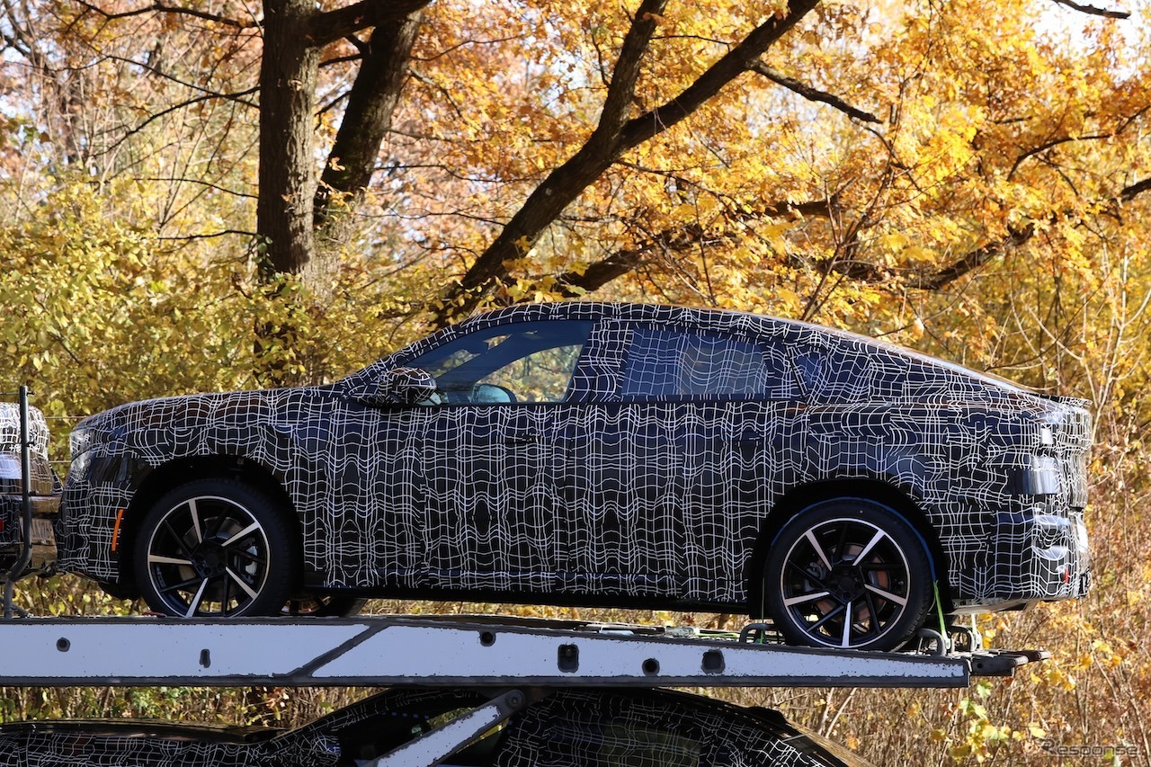 BMW iX4 市販型のプロトタイプ