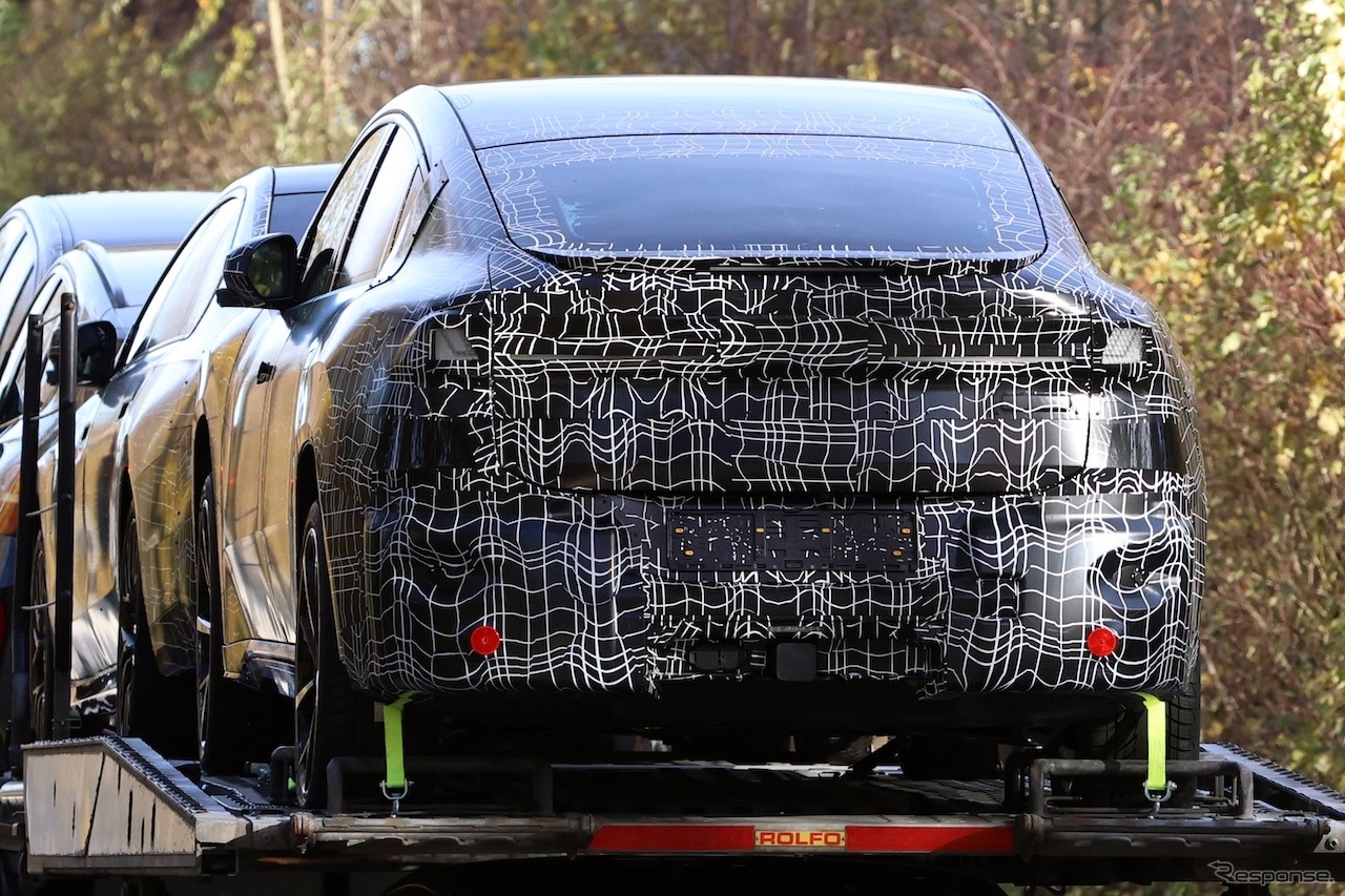 BMW iX4 市販型のプロトタイプ