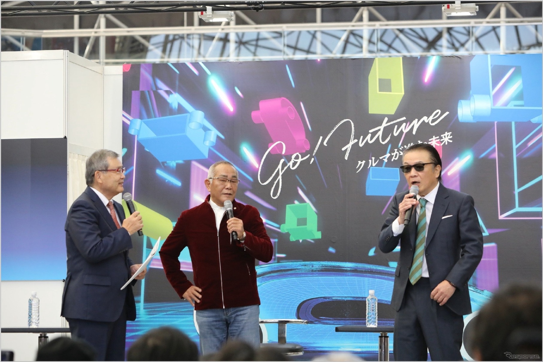 前回展/第12回大阪モーターショーのステージの様子（2023年12月、左から千年屋アナ、千石氏、高原氏）