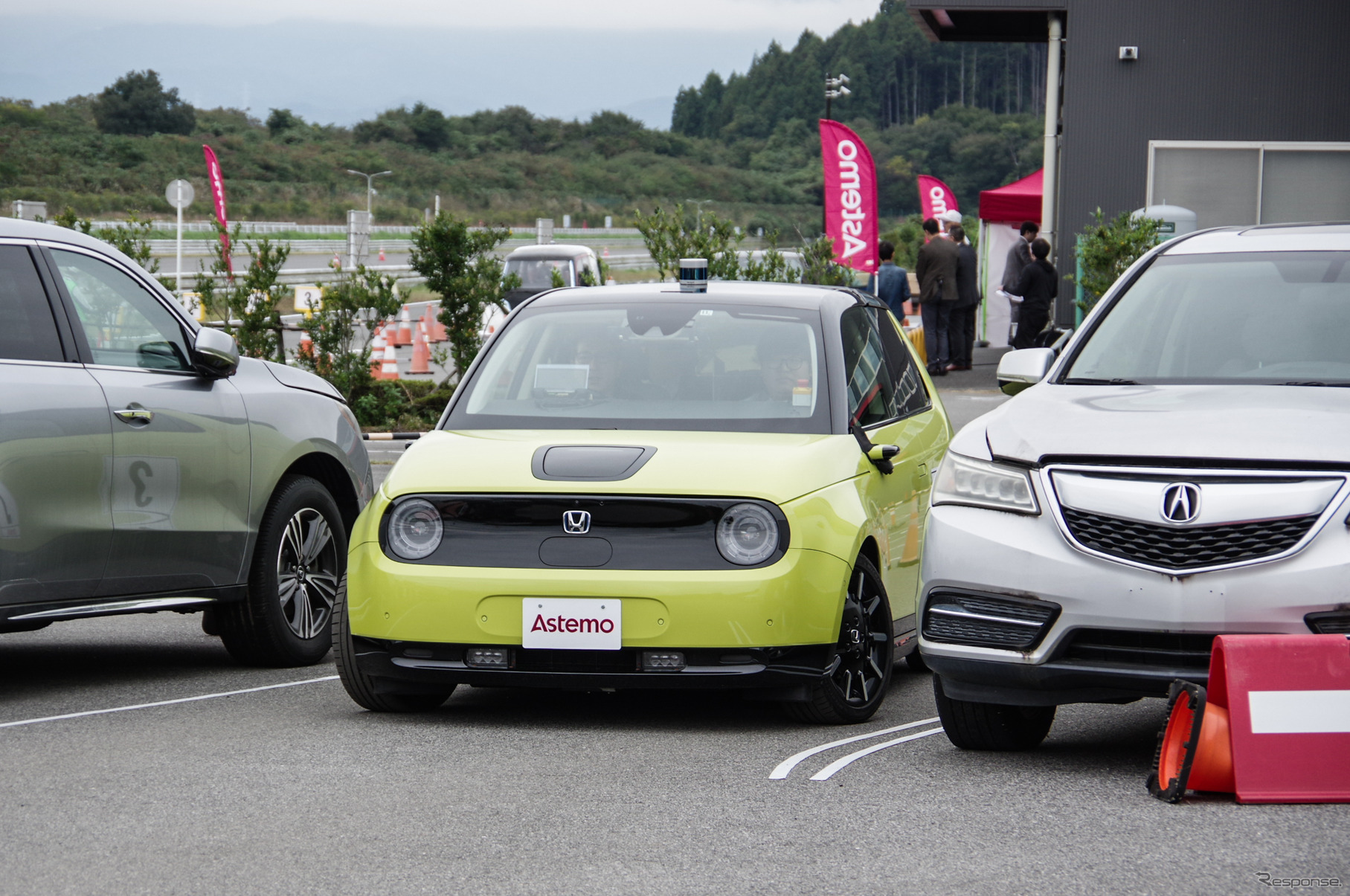 狭い道路でのすれ違い時、理想軌道からはずれると自動的にハンドルが操舵される