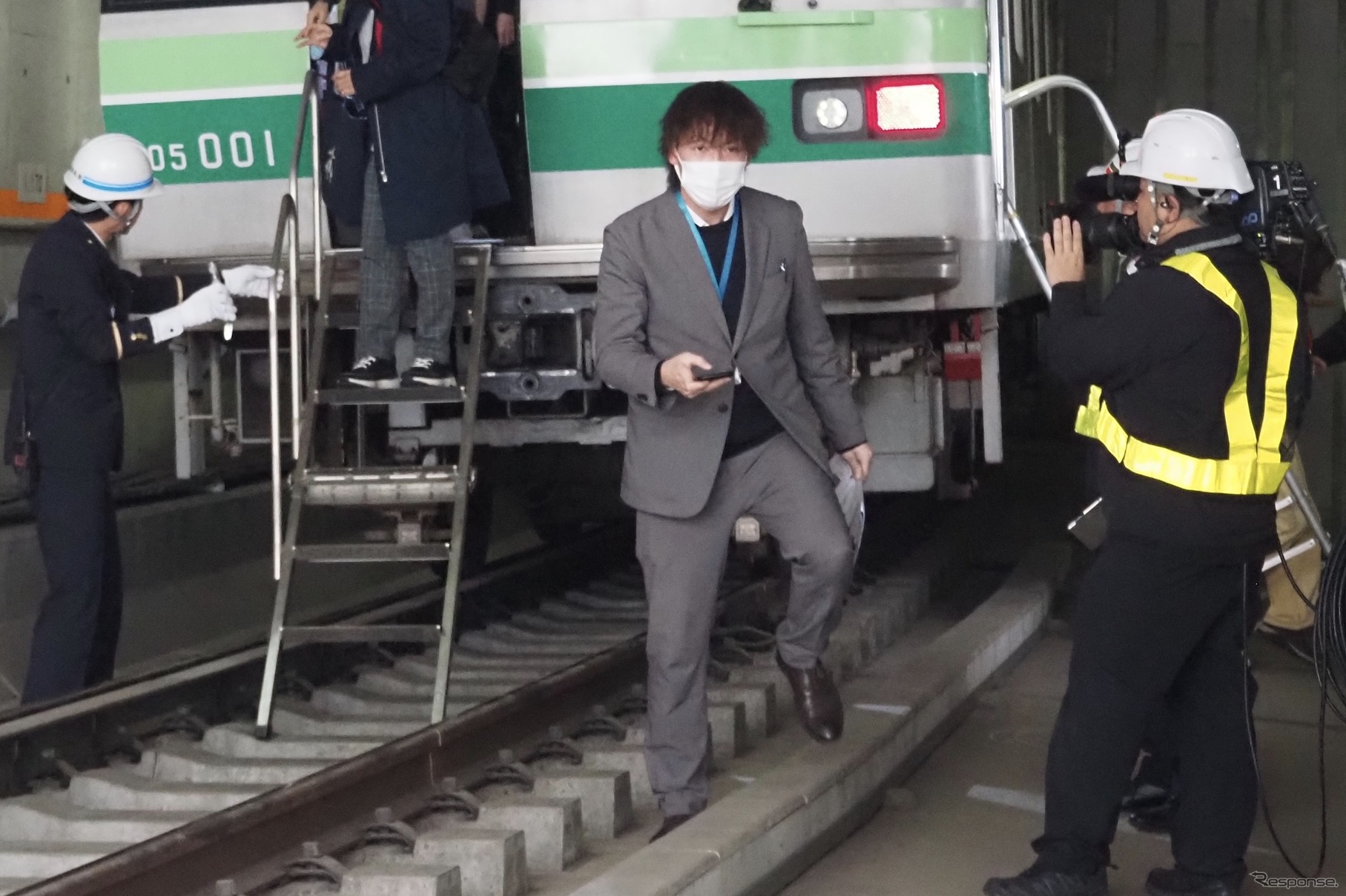 東京メトロ「異常時総合想定訓練」：車内の乗客の避難。スマホのライトで足元を照らすよう案内