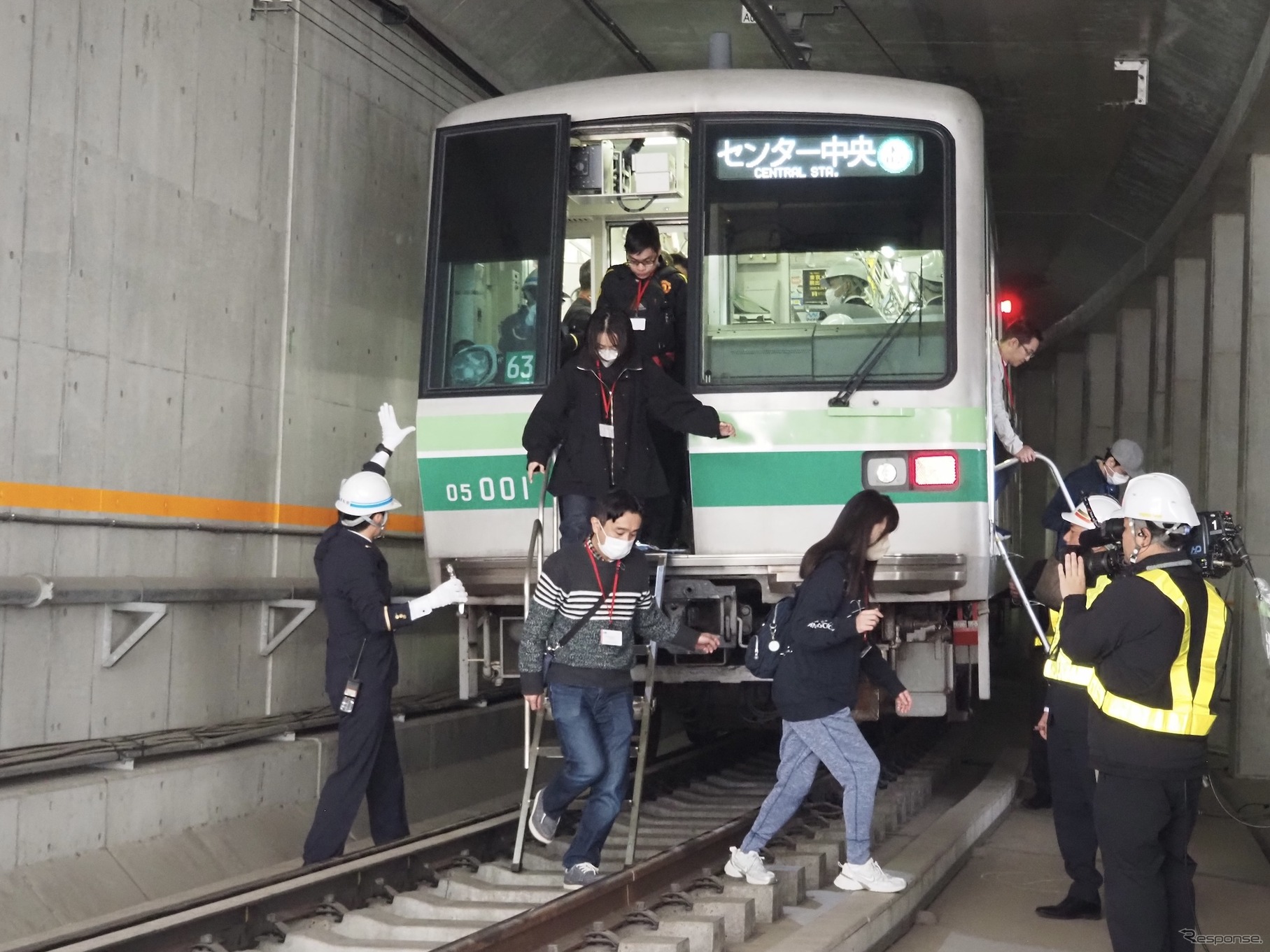 東京メトロ「異常時総合想定訓練」：車内の乗客の避難誘導