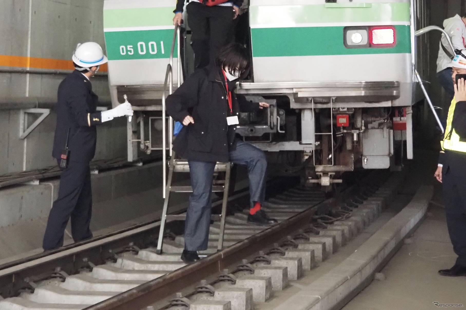 東京メトロ「異常時総合想定訓練」：乗客の避難。誰もレールは踏まない