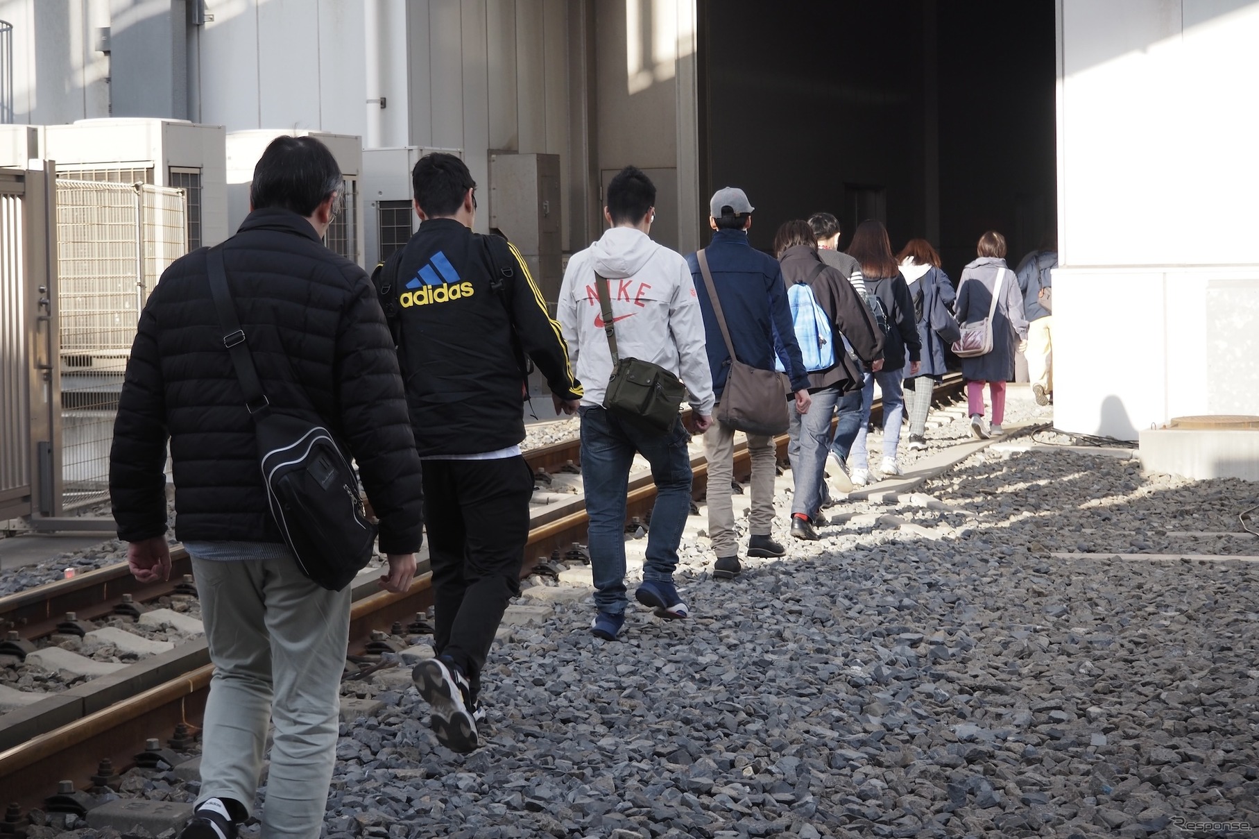東京メトロ「異常時総合想定訓練」：車内の乗客の避難