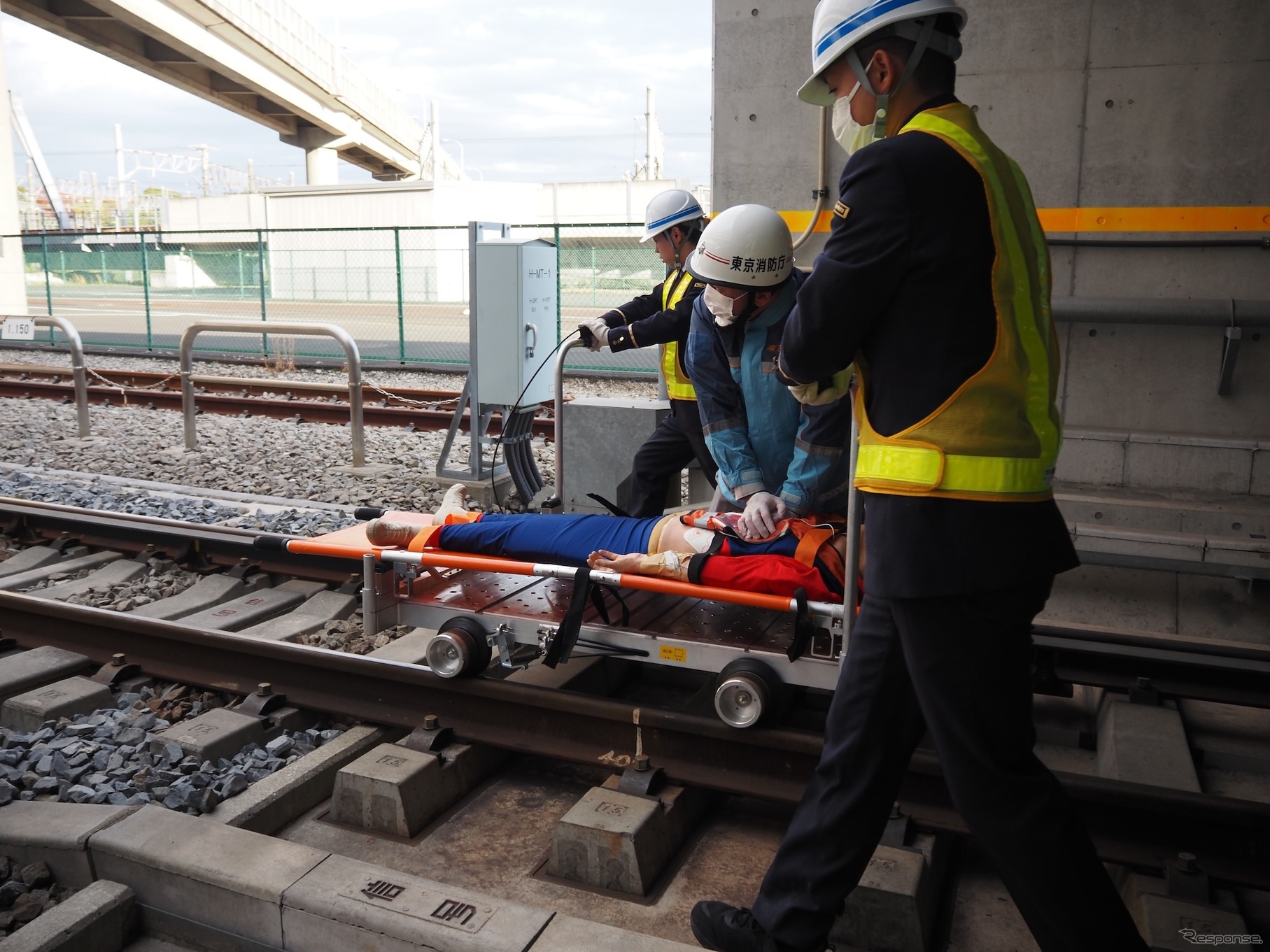 東京メトロ「異常時総合想定訓練」：心肺停止者の搬送