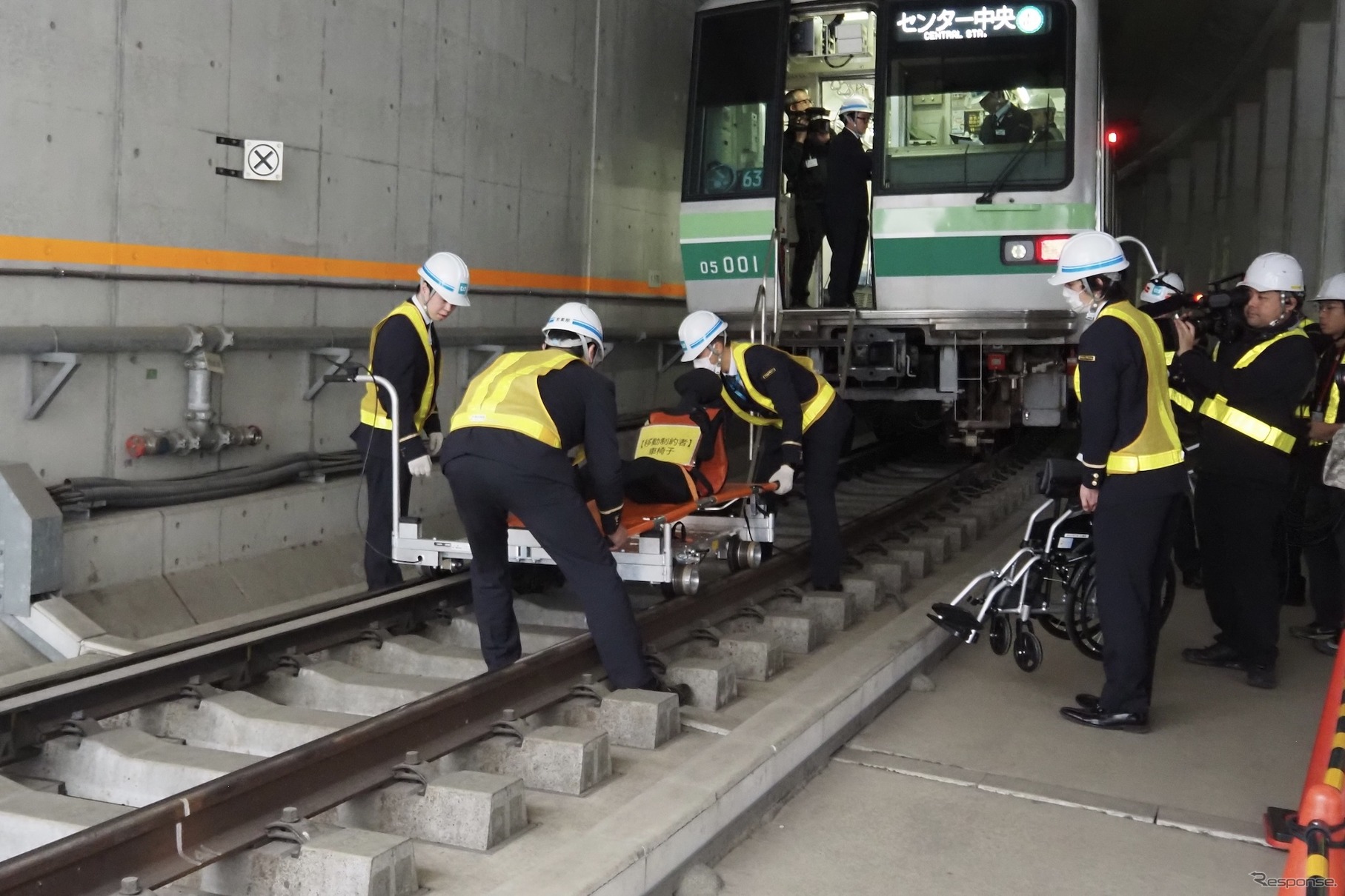 東京メトロ「異常時総合想定訓練」：移動困難者を避難誘導