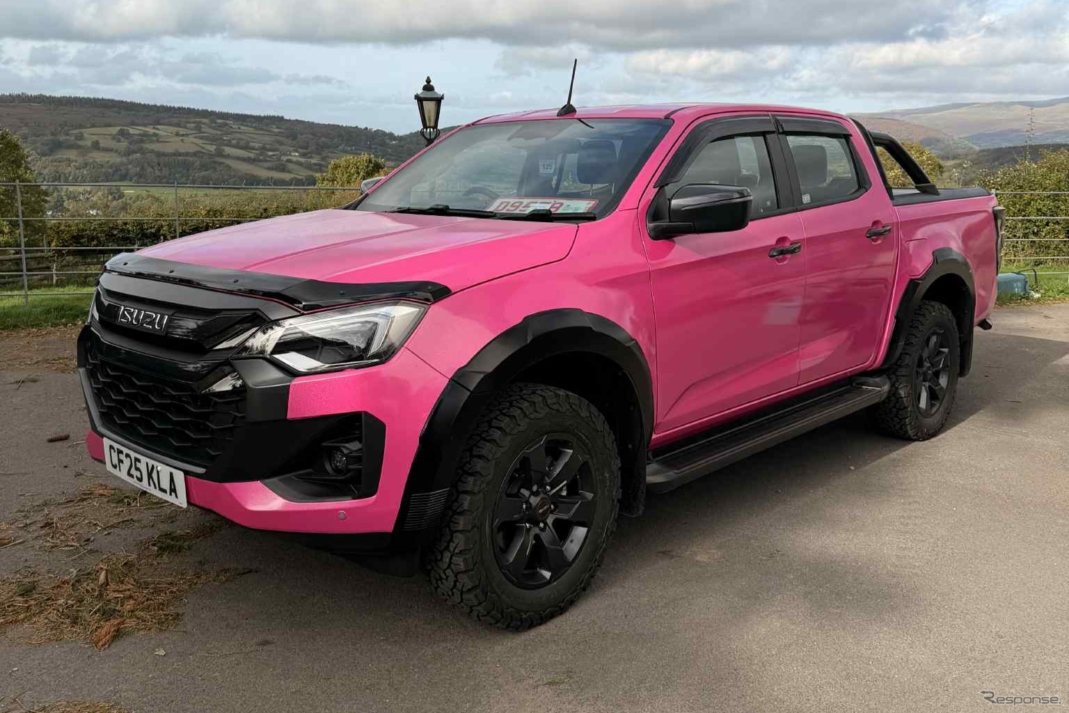 ピンクのいすゞ『D-Max』