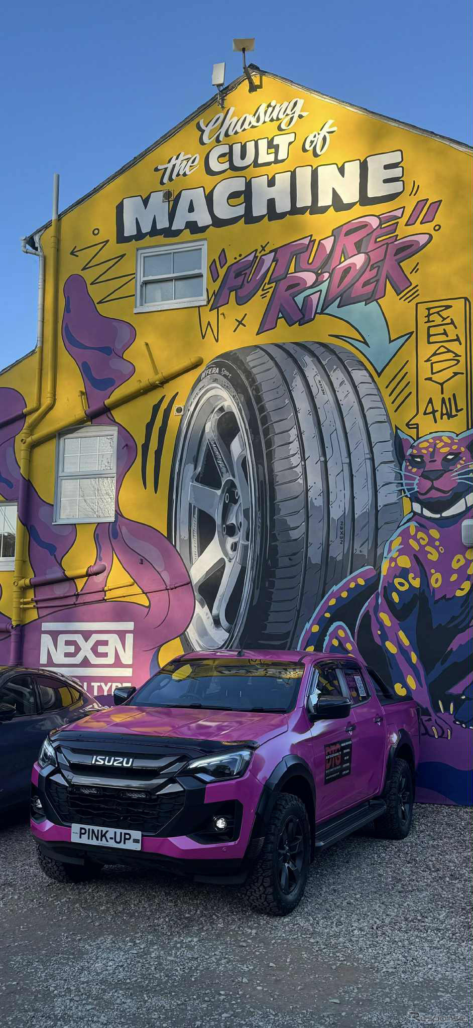 ピンクのいすゞ『D-Max』